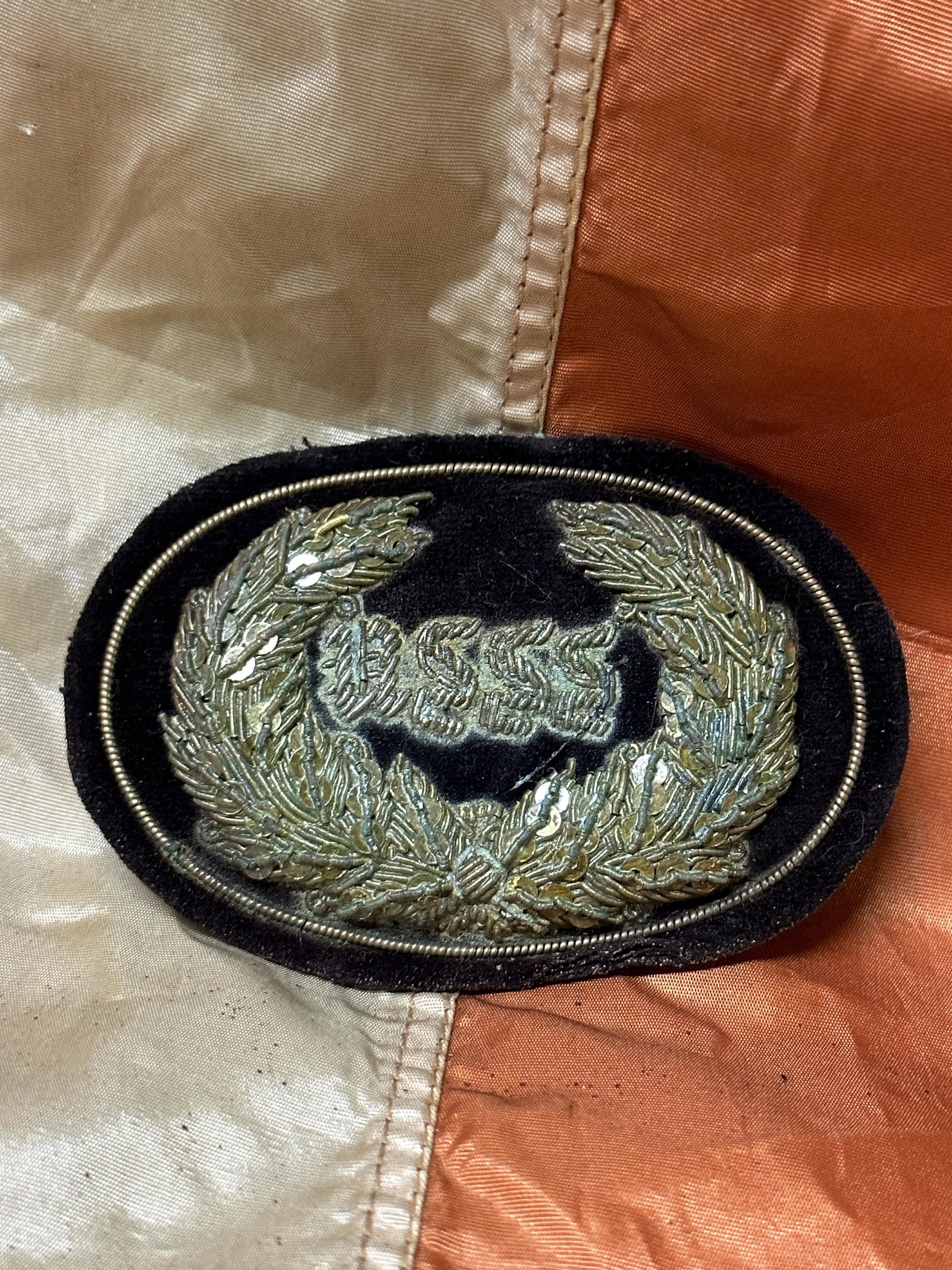 RARE CIVIL WAR USSS SHARP SHOOTERS BULLION CLOTH BADGE INSIGNIA: RARE CIVIL WAR USSS SHARP SHOOTERS BULLION CLOTH BADGE INSIGNIA. A RARE FIND. IT IS IN MINT OVERALL SHAPE AND CONDITION WITH A BEAUTIFUL OVERALL PATINA. SHOWS GOOD WEAR AND USE. PLEASE VIEW ALL DETAIL