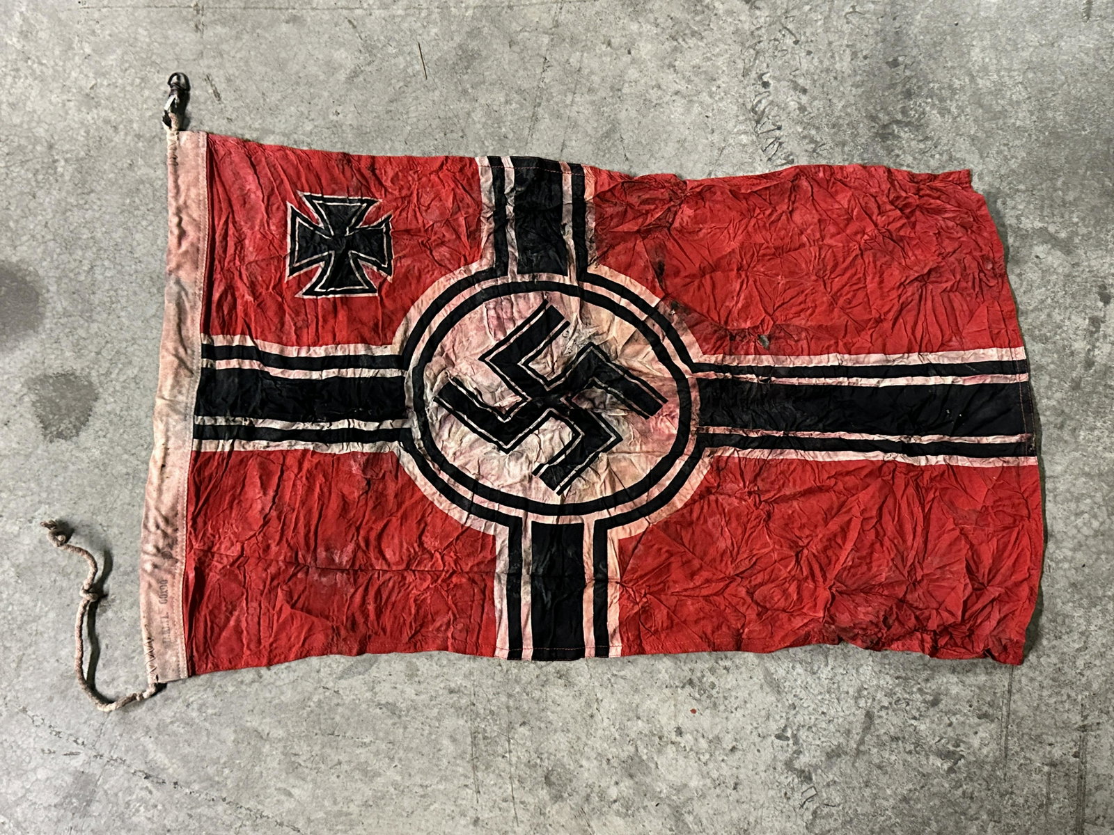RARE WW2 GERMAN U-BOAT KRIEGSMARINE NAVAL BATTLE FLAG WITH MARKINGS: RARE WW2 GERMAN U-BOAT KRIEGSMARINE NAVAL BATTLE FLAG WITH MARKINGS. A VERY RARE FIND. IN BATTLE USED SHAPE AND CONDITION WITH A BEAUTIFUL OVERALL PATINA. SHOWS GOOD WEAR AND HEAVY USE. PLEASE VIEW AL