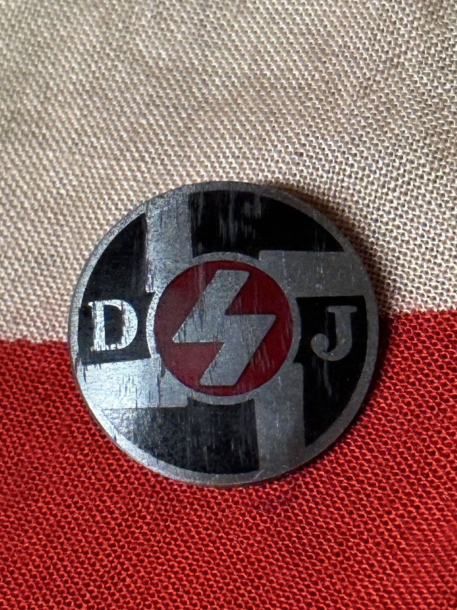 WW2 GERMAN DJV MEMBER LAPEL PIN BY RZM M1/129: WW2 GERMAN DJV MEMBER LAPEL PIN BY RZM M1/129. A VERY RARE FIND. IT IS IN MINT OVERALL SHAPE AND CONDITION WITH A BEAUTIFUL OVERALL PATINA. SHOWS GOOD WEAR AND USE. PLEASE VIEW ALL DETAILED PICTURES. 