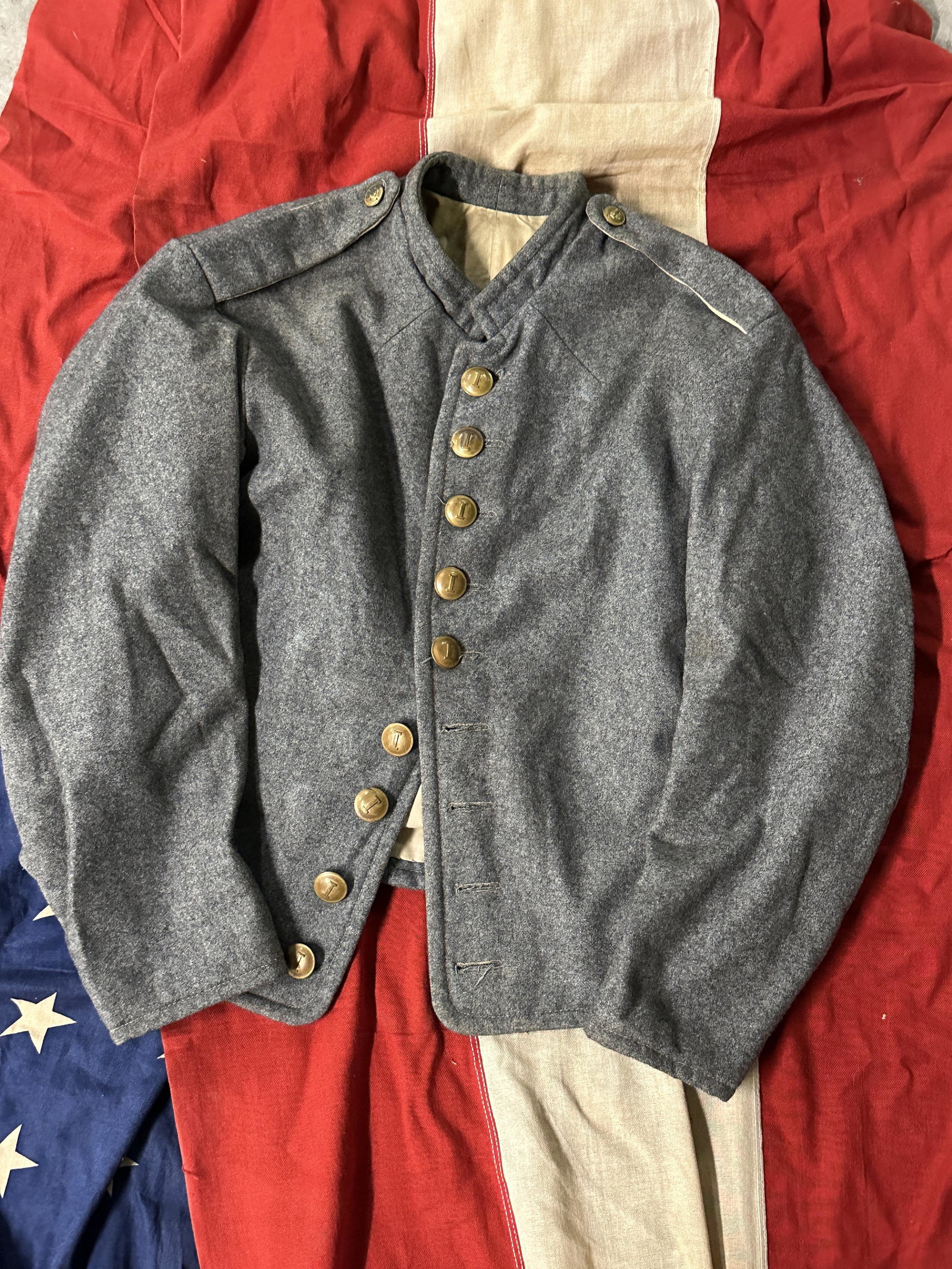 ULTRA RARE CIVIL WAR CONFEDERATE REBEL'S INFANTRY SHELL JACKET: ULTRA RARE CIVIL WAR CONFEDERATE REBEL'S INFANTRY SHELL JACKET. BEAUTIFUL FIELD USED CONDITION. HAS A GREAT LOOK TO IT WITH AN EXCELLENT OVERALL EYE APPEAL. SHOWS GOOD WEAR AND USE WITH A BEAUTIFUL PA