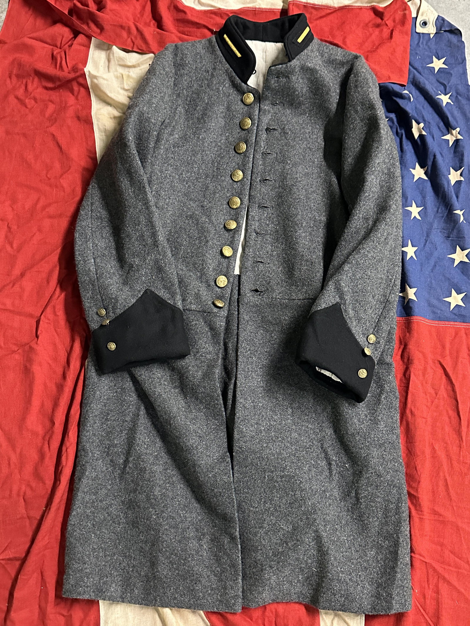 RARE CIVIL WAR CONFEDERATE SOUTH CAROLINA OFFICER LONG COAT JACKET: RARE CIVIL WAR CONFEDERATE SOUTH CAROLINA OFFICER LONG COAT JACKET. A RARE FIND. IT IS IN MINT OVERALL SHAPE AND CONDITION WITH A BEAUTIFUL OVERALL PATINA. HAS A GREAT LOOK TO IT WITH AN EXCELLENT OVE
