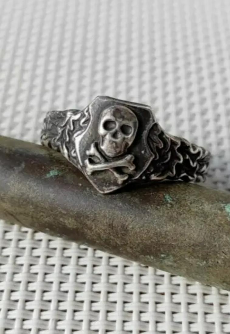 RARE WW2 GERMAN TOTENKOPF SS OFFICER 800 SILVER RING: RARE WW2 GERMAN TOTENKOPF SS OFFICER 800 SILVER RING. A VERY RARE FIND. WAS BROUGHT BACK HOME BY A VET. SHOWS GOOD WEAR AND USE WITH A BEAUTIFUL PATINA THROUGHOUT. HAS THE CROSS BONES WITH SKULL. PLEA