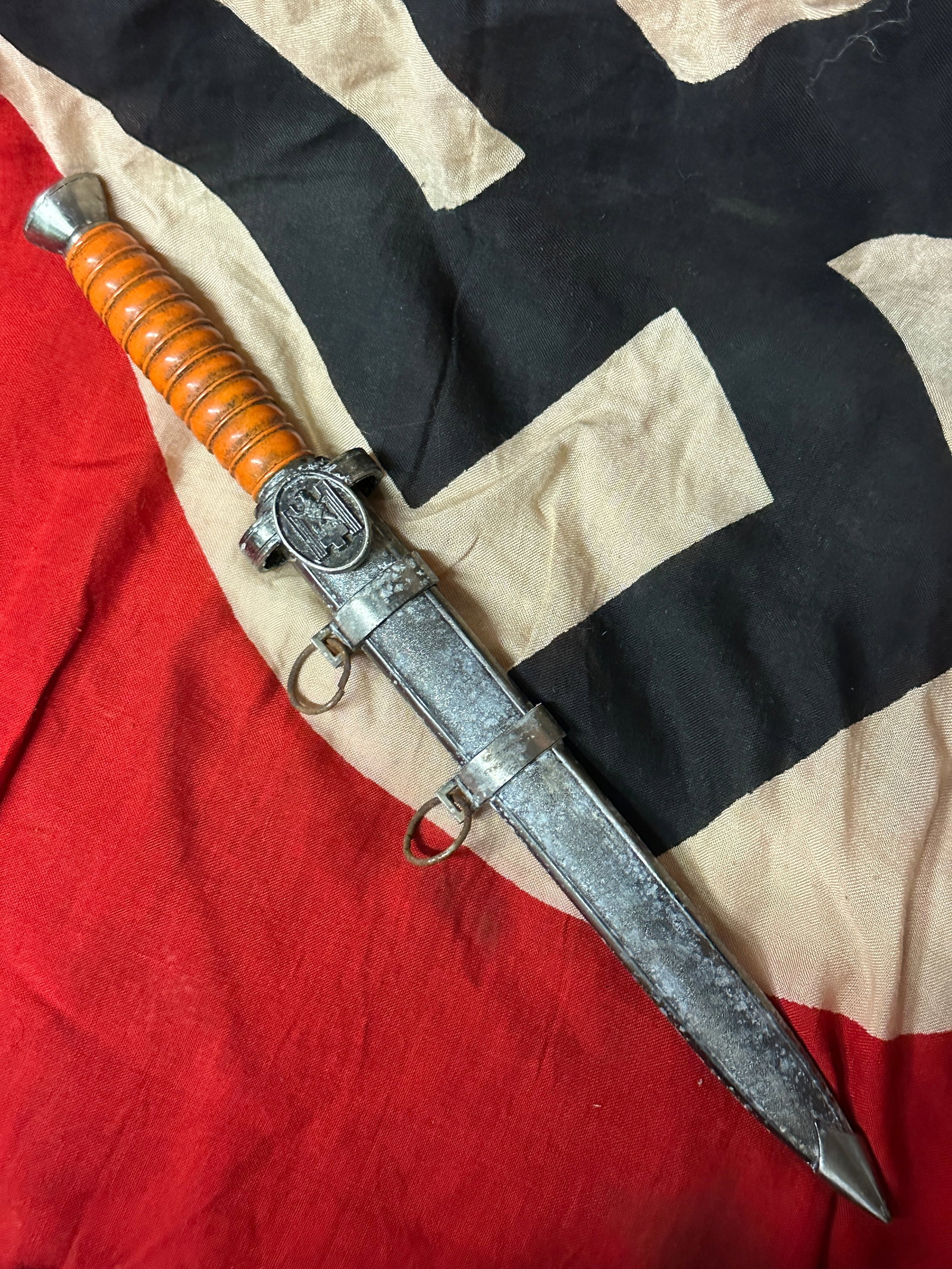 RARE WW2 GERMAN RED CROSS OFFICER DRESS DAGGER: RARE WW2 GERMAN RED CROSS OFFICER DRESS DAGGER. A RARE FIND. IT IS IN MINT OVERALL SHAPE AND CONDITION WITH A BEAUTIFUL OVERALL PATINA. SHOWS GOOD WEAR AND USE. PLEASE VIEW ALL DETAILED PICTURES. A WE