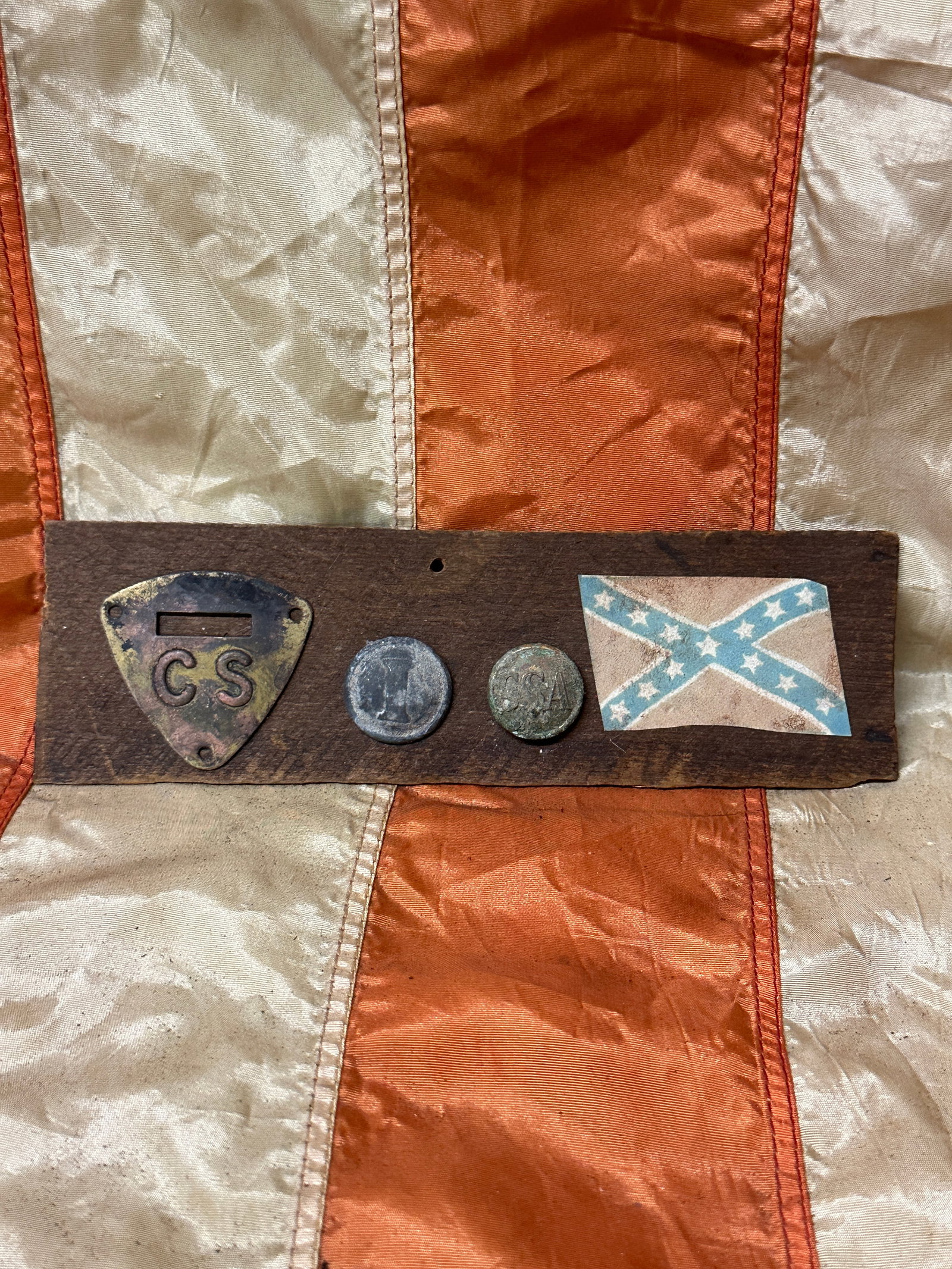 RARE CIVIL WAR CONFEDERATE WOODEN WALL PLAQUE: RARE CIVIL WAR CONFEDERATE WOODEN WALL PLAQUE. CONSISTS OF CS SADDLE SHIELD, INFANTRY I BUTTON, AND A CSA BUTTON. SHOWS GOOD WEAR AND USE WITH A BEAUTIFUL PATINA THROUGHOUT. PLEASE VIEW ALL DETAILED P