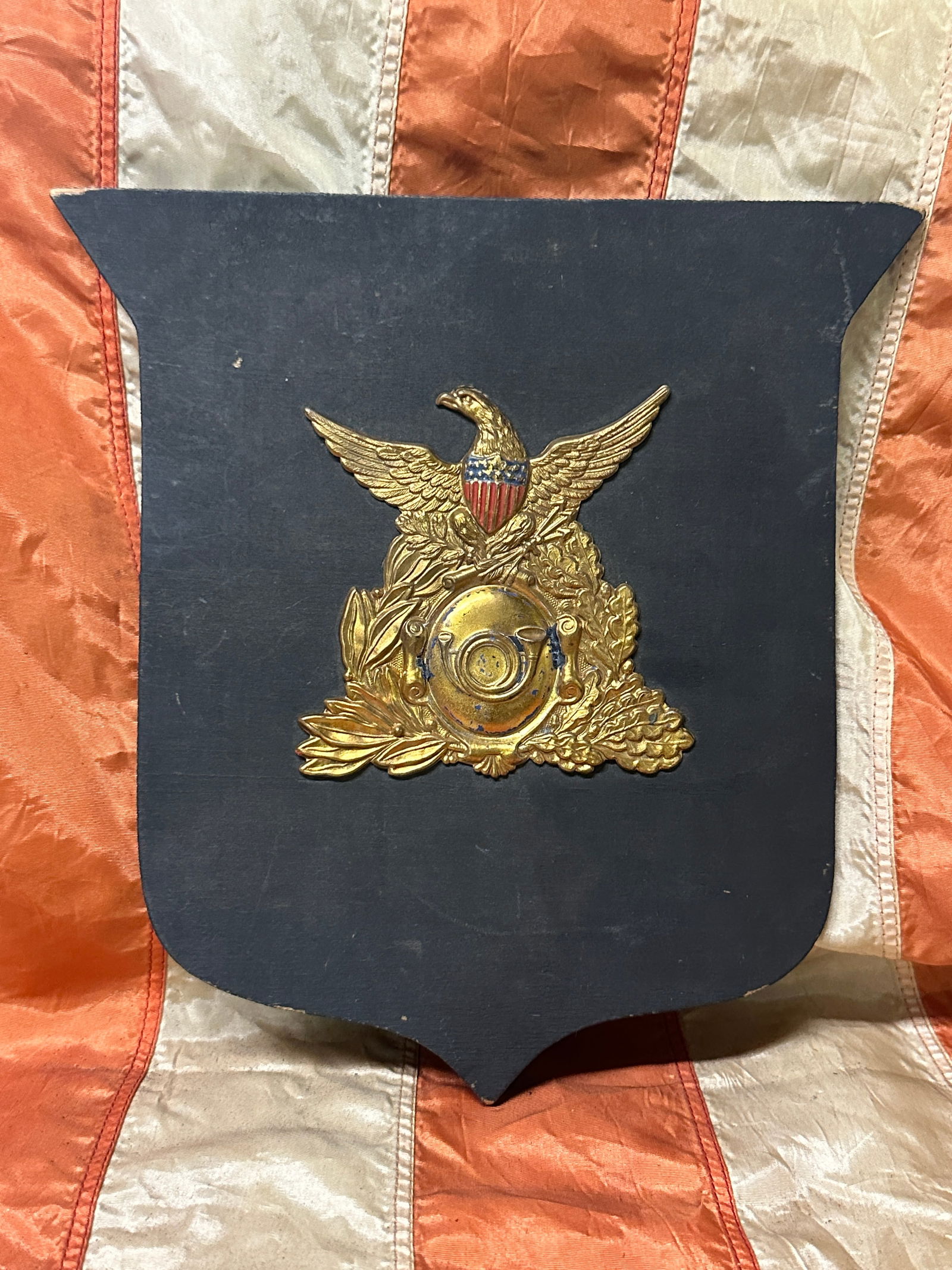 PRE CIVIL WAR USMC MARINE CORPS SHAKO HAT PLATE ATTACHED TO THE FRAME: PRE CIVIL WAR USMC MARINE CORPS SHAKO HAT PLATE ATTACHED TO THE FRAME. A RARE FIND THAT IS IN MINT OVERALL SHAPE AND CONDITION WITH A BEAUTIFUL OVERALL PATINA. HAS A GREAT LOOK TO IT WITH AN EXCELLENT