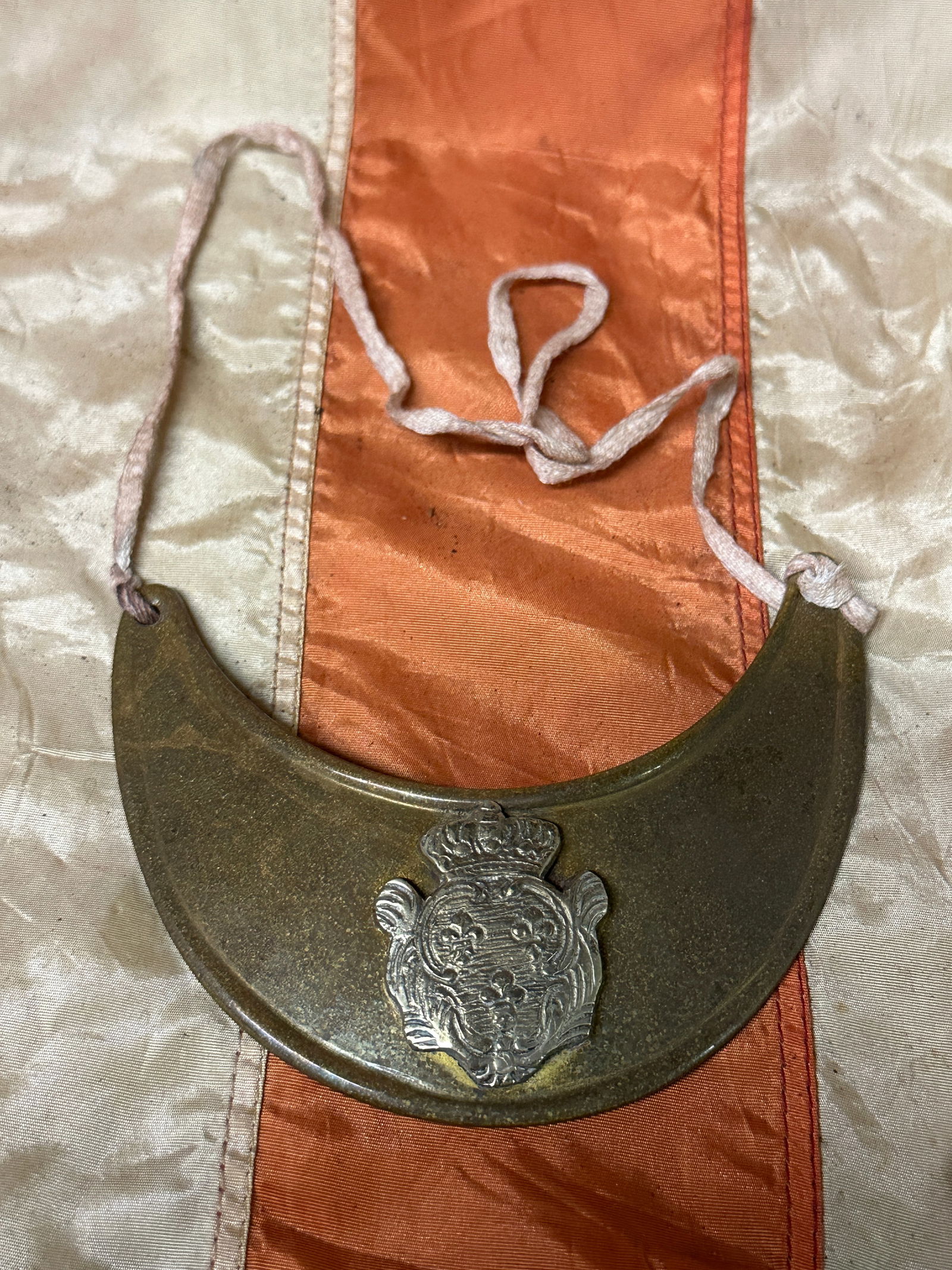 RARE REVOLUTIONARY WAR OFFICER GORGET: RARE REVOLUTIONARY WAR OFFICER GORGET. A RARE FIND THAT IS IN MINT OVERALL SHAPE AND CONDITION WITH A BEAUTIFUL OVERALL PATINA. HAS A GREAT LOOK TO IT WITH AN EXCELLENT OVERALL EYE APPEAL. PLEASE VIEW
