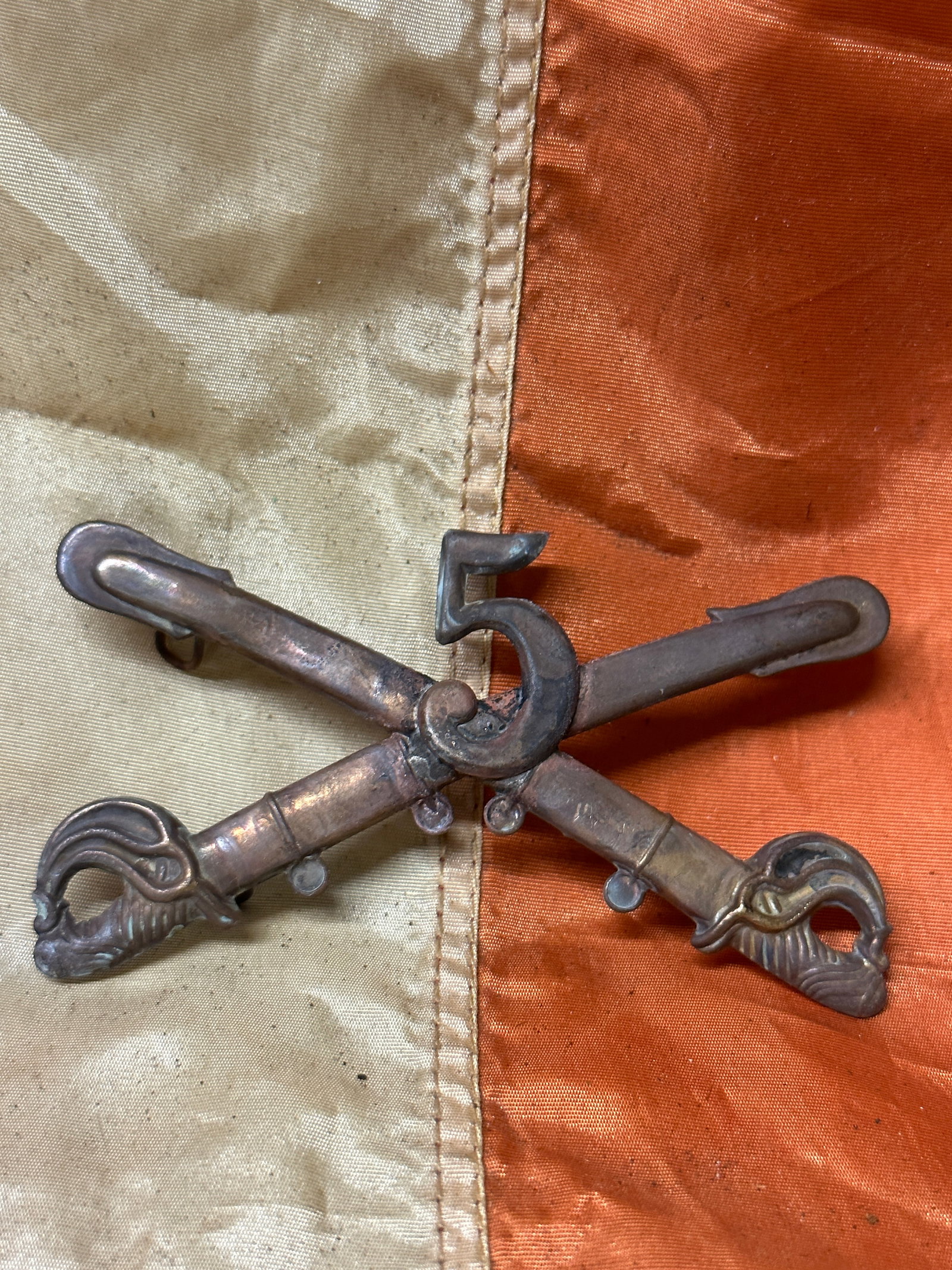 RARE CIVIL WAR CONFEDERATE CAVALRY UNIT 5 CROSSED SABER INSIGNIA BADGE: RARE CIVIL WAR CONFEDERATE CAVALRY UNIT 5 CROSSED SABER INSIGNIA BADGE. A RARE FIND THAT IS IN MINT OVERALL SHAPE AND CONDITION WITH A BEAUTIFUL OVERALL PATINA. HAS A GREAT LOOK TO IT WITH AN EXCELLEN
