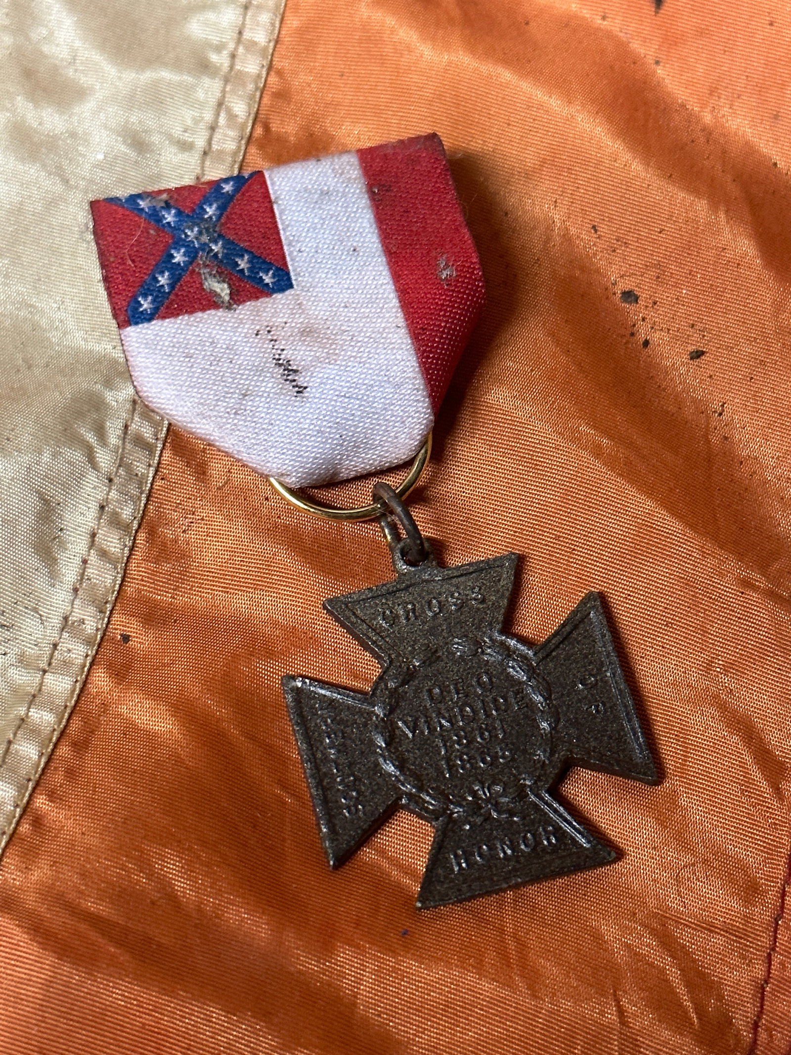CIVIL WAR CONFEDERATE VETERANS SOUTHERN CROSS OF HONOR: CIVIL WAR CONFEDERATE VETERANS SOUTHERN CROSS OF HONOR. A RARE FIND. IT IS IN MINT OVERALL SHAPE AND CONDITION WITH A BEAUTIFUL OVERALL PATINA. HAS A GREAT LOOK TO IT WITH AN EXCELLENT OVERALL EYE APP