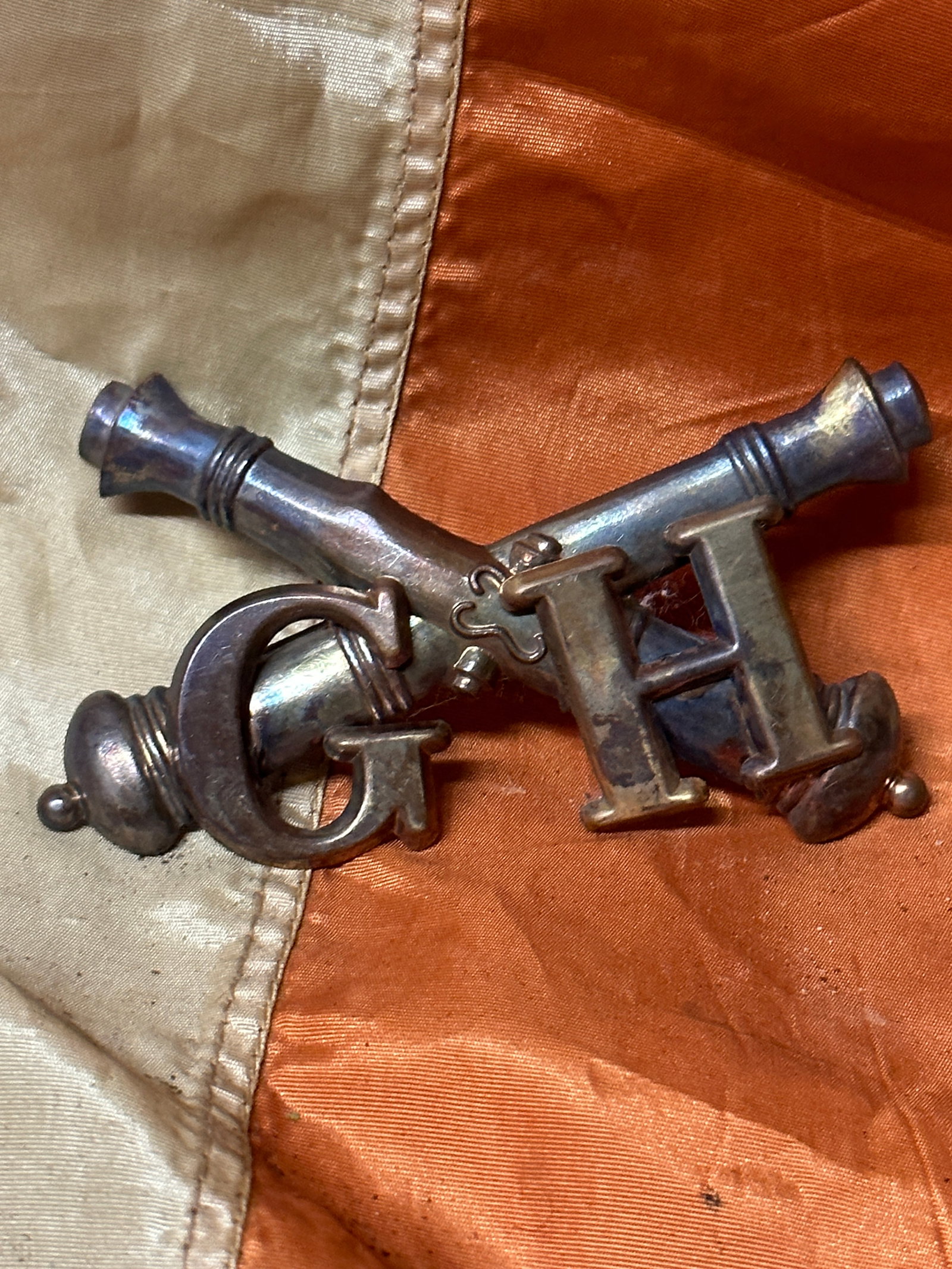 CIVIL WAR CONFEDERATE "GH" GEORGIA HOWITZERS CROSSED CANNONS BADGE INSIGNIA: CIVIL WAR CONFEDERATE "GH" GEORGIA HOWITZERS CROSSED CANNONS BADGE INSIGNIA. A RARE FIND. IT IS IN MINT OVERALL SHAPE AND CONDITION WITH A BEAUTIFUL OVERALL PATINA. HAS A GREAT LOOK TO IT WITH AN EXCE