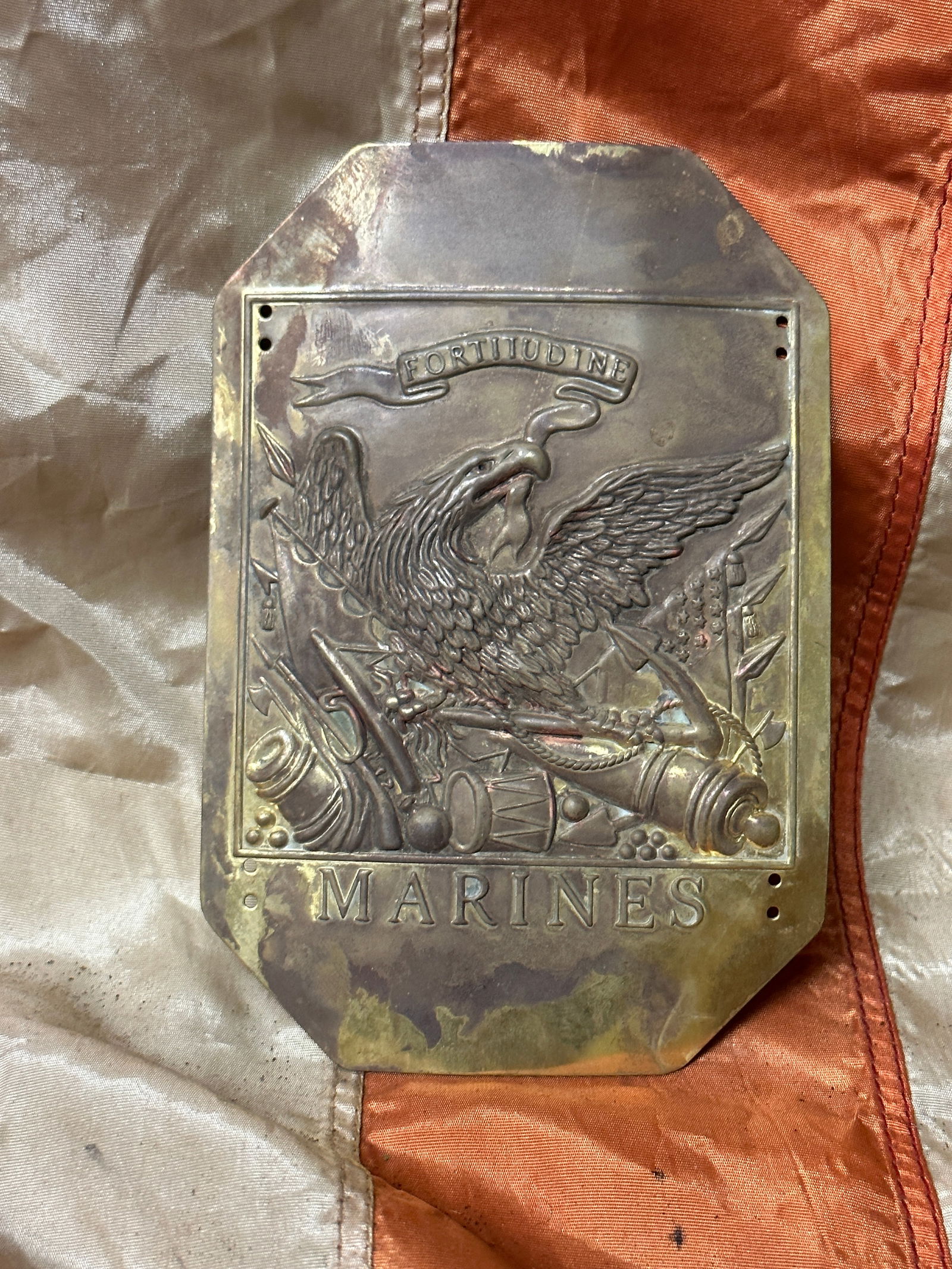 PRE CIVIL WAR U.S. MARINES SHAKO HAT PLATE: PRE CIVIL WAR U.S. MARINES SHAKO HAT PLATE. A RARE FIND. IT IS IN MINT OVERALL SHAPE AND CONDITION WITH A BEAUTIFUL OVERALL PATINA. HAS A GREAT LOOK TO IT WITH AN EXCELLENT OVERALL EYE APPEAL. PLEASE
