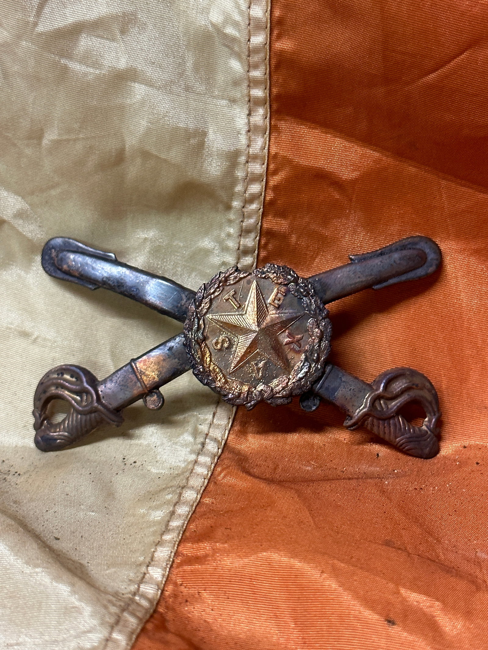 CIVIL WAR CONFEDERATE TEXAS CROSSED SABERS BADGE INSIGNIA: CIVIL WAR CONFEDERATE TEXAS CROSSED SABERS BADGE INSIGNIA. A RARE FIND. IT IS IN MINT OVERALL SHAPE AND CONDITION WITH A BEAUTIFUL OVERALL PATINA. HAS A GREAT LOOK TO IT WITH AN EXCELLENT OVERALL EYE 