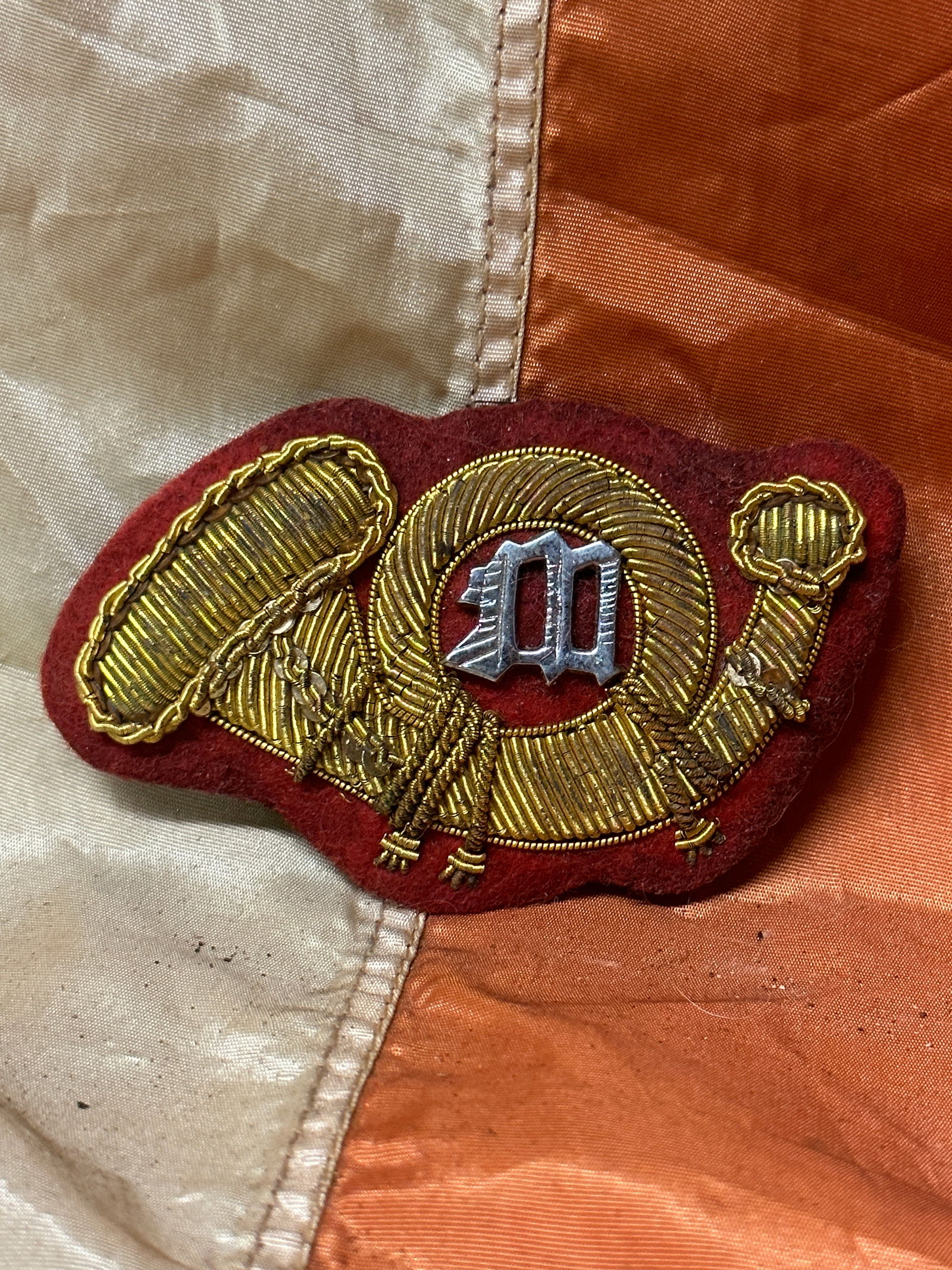 CIVIL WAR USMC MARINE CORPS BULLION BADGE INSIGNIA: CIVIL WAR USMC MARINE CORPS BULLION BADGE INSIGNIA. A RARE FIND. IT IS IN MINT OVERALL SHAPE AND CONDITION WITH A BEAUTIFUL OVERALL PATINA. HAS A GREAT LOOK TO IT WITH AN EXCELLENT OVERALL EYE APPEAL.