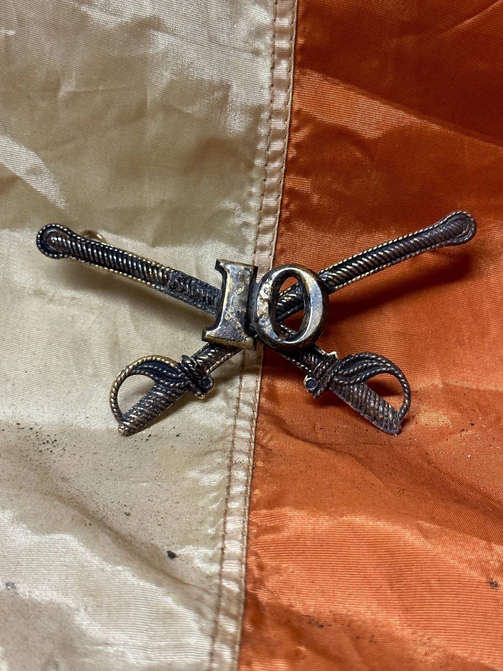 CIVIL WAR 10TH CAVALRY FALSE EMBROIDERED CROSSED SABERS BADGE INSIGNIA: CIVIL WAR 10TH CAVALRY FALSE EMBROIDERED CROSSED SABERS BADGE INSIGNIA. A RARE FIND. IT IS IN MINT OVERALL SHAPE AND CONDITION WITH A BEAUTIFUL OVERALL PATINA. HAS A GREAT LOOK TO IT WITH AN EXCELLENT