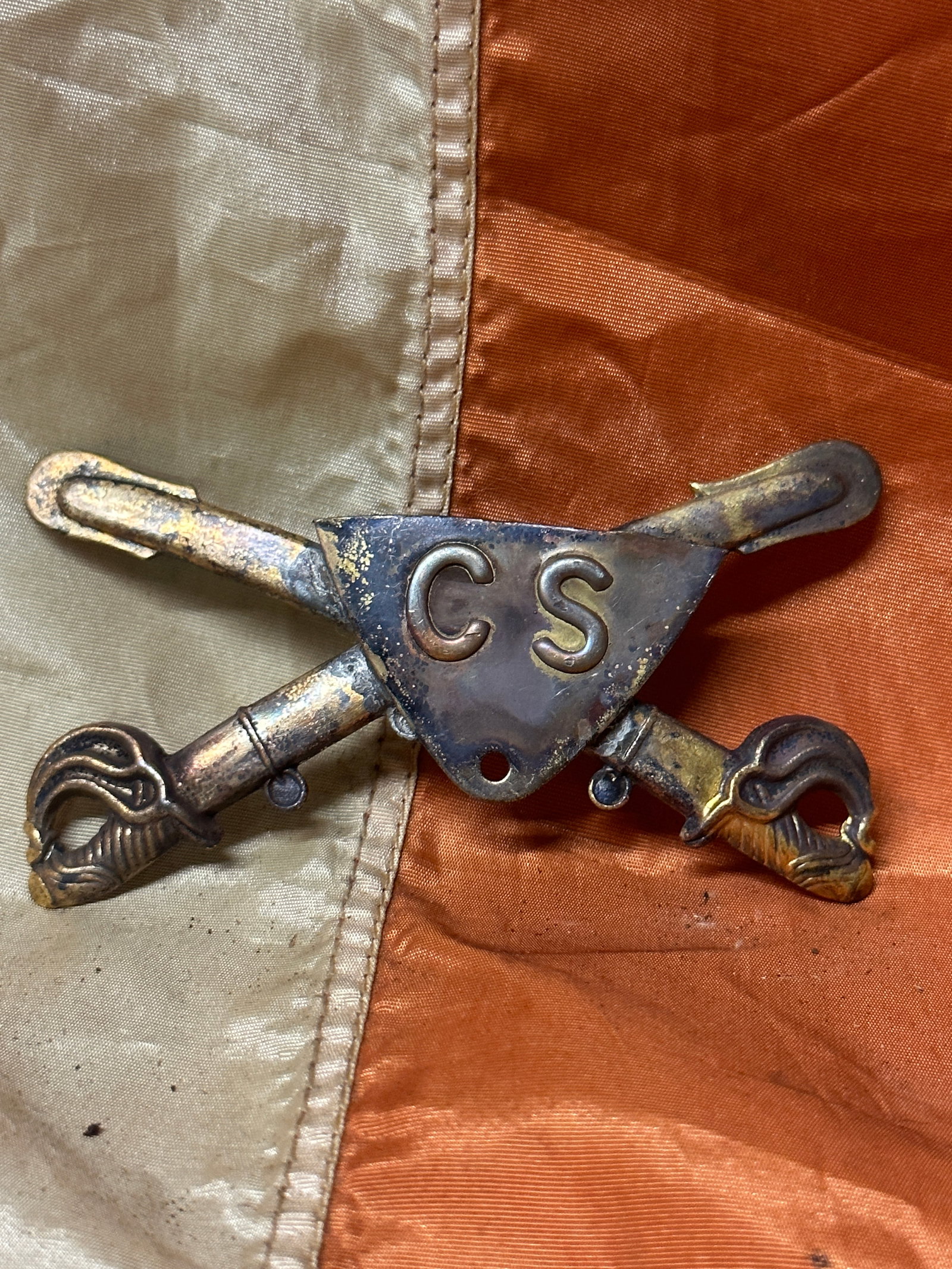 CIVIL WAR CONFEDERATE C.S. SHIELD CROSSED SABERS CAVALRY BADGE INSIGNIA: CIVIL WAR CONFEDERATE C.S. SHIELD CROSSED SABERS CAVALRY BADGE INSIGNIA. A RARE FIND. IT IS IN MINT OVERALL SHAPE AND CONDITION WITH A BEAUTIFUL OVERALL PATINA. HAS A GREAT LOOK TO IT WITH AN EXCELLEN