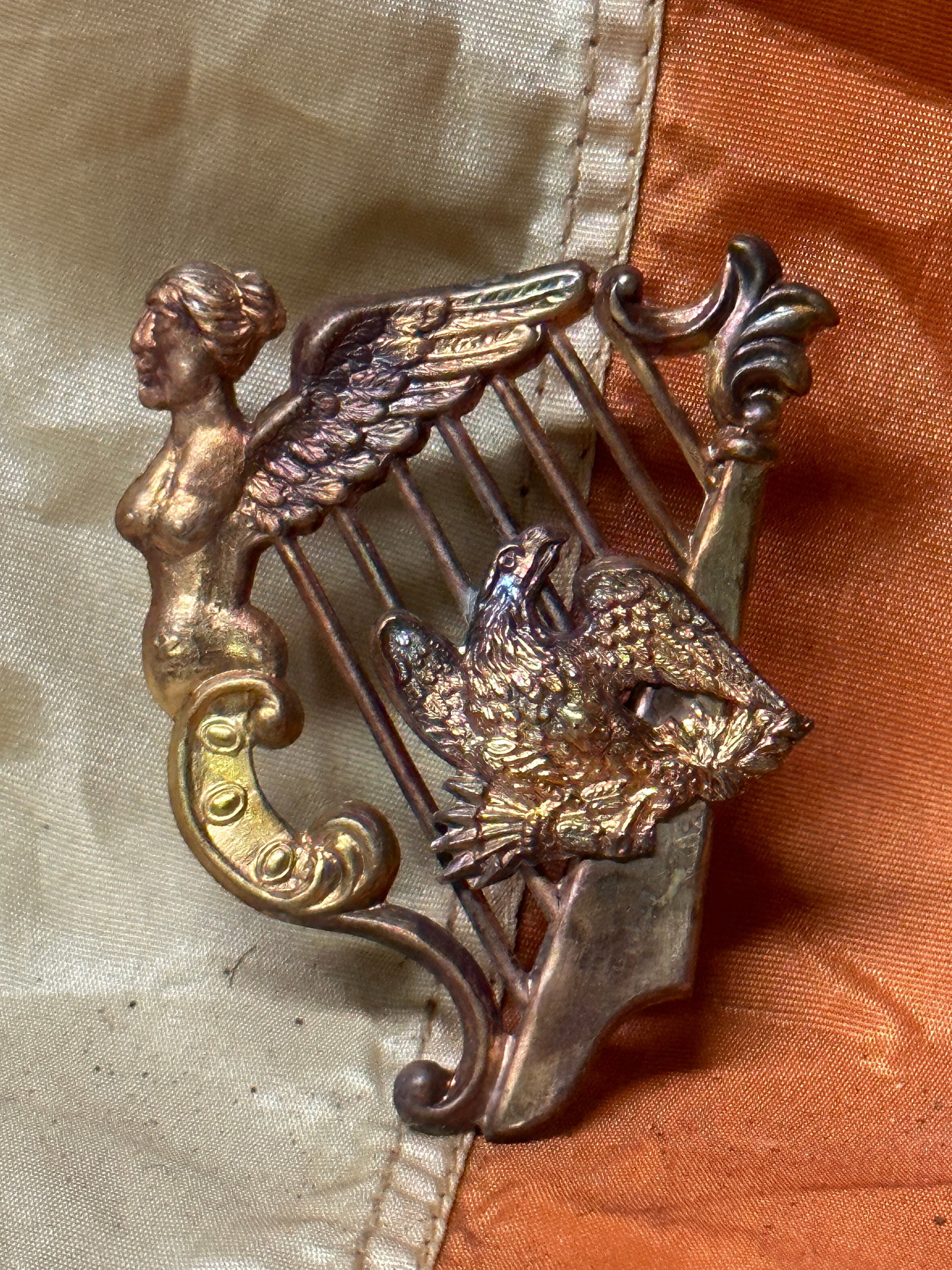 CIVIL WAR UNION IRISH BRIGADE HARP INSIGNIA BADGE: CIVIL WAR UNION IRISH BRIGADE HARP INSIGNIA BADGE. A RARE FIND. IT IS IN MINT OVERALL SHAPE AND CONDITION WITH A BEAUTIFUL OVERALL PATINA. HAS A GREAT LOOK TO IT WITH AN EXCELLENT OVERALL EYE APPEAL. 