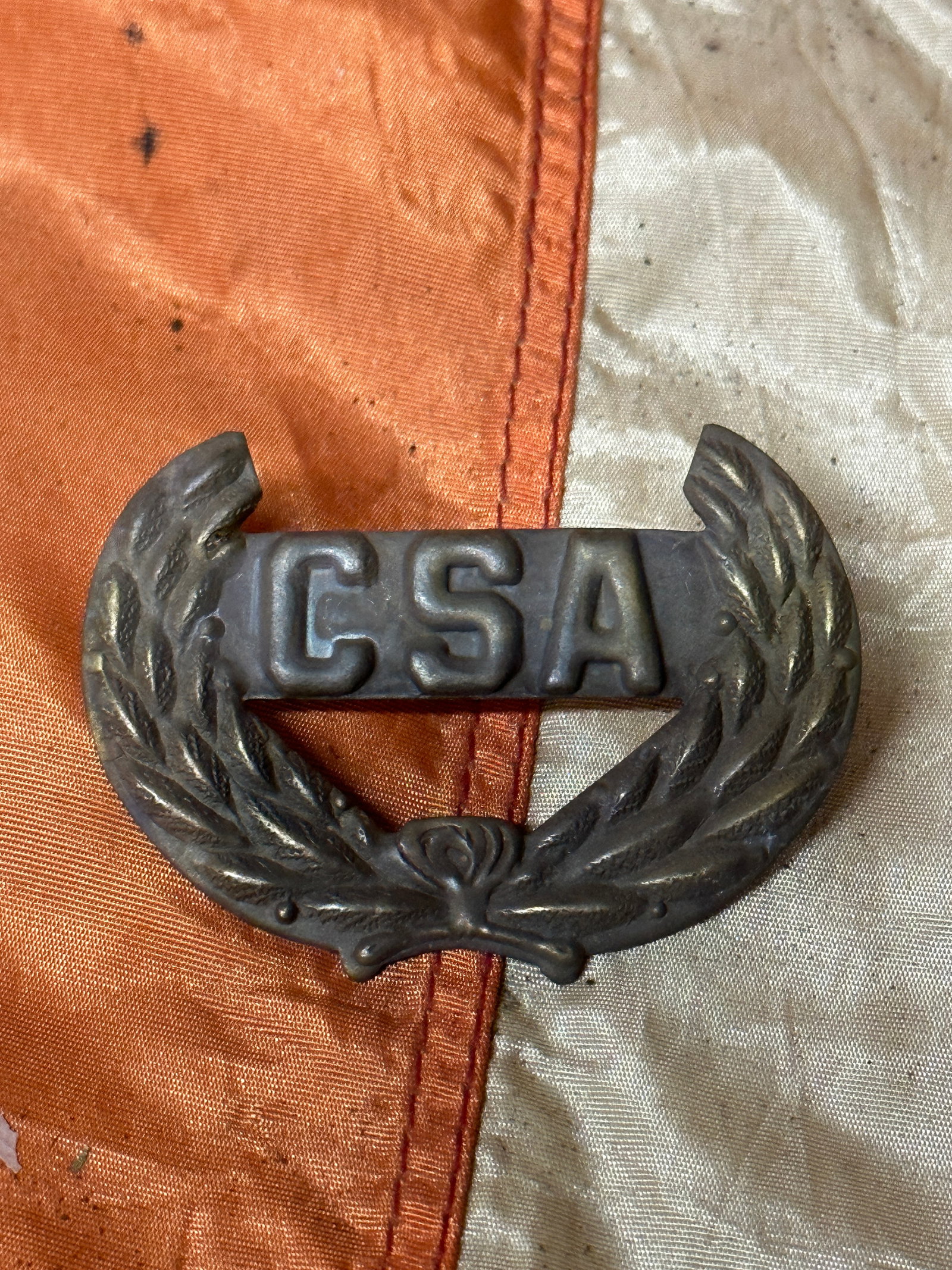 CIVIL WAR CONFEDERATE CSA WITH WREATH INSIGNIA BADGE: CIVIL WAR CONFEDERATE CSA WITH WREATH INSIGNIA BADGE. A RARE FIND. IT IS IN MINT OVERALL SHAPE AND CONDITION WITH A BEAUTIFUL OVERALL PATINA. HAS A GREAT LOOK TO IT WITH AN EXCELLENT OVERALL EYE APPEA