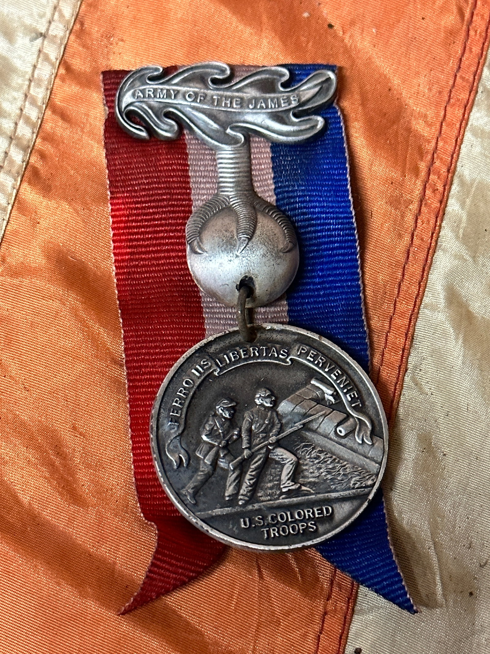 CIVIL WAR UNION VETERANS ARMY OF JAMES MEDAL WITH RIBBON: CIVIL WAR UNION VETERANS ARMY OF JAMES MEDAL WITH RIBBON. A RARE FIND. IT IS IN MINT OVERALL SHAPE AND CONDITION WITH A BEAUTIFUL OVERALL PATINA. HAS A GREAT LOOK TO IT WITH AN EXCELLENT OVERALL EYE A