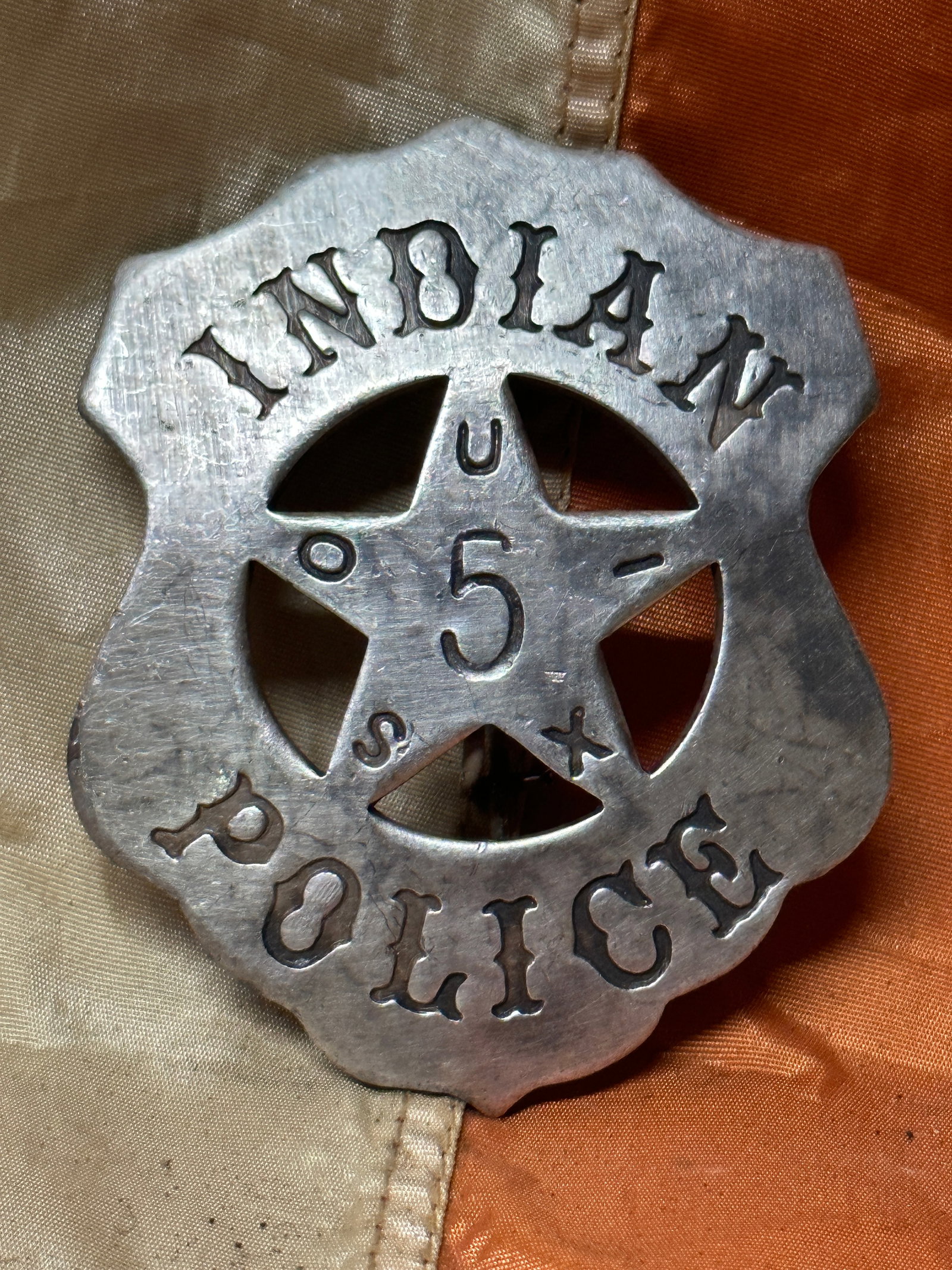 1800'S INDIAN POLICE SOUIX 5TH DIVISION BADGE: 1800'S INDIAN POLICE SOUIX 5TH DIVISION BADGE. A RARE FIND. IT IS IN MINT OVERALL SHAPE AND CONDITION WITH A BEAUTIFUL OVERALL PATINA. HAS A GREAT LOOK TO IT WITH AN EXCELLENT OVERALL EYE APPEAL. PLEA