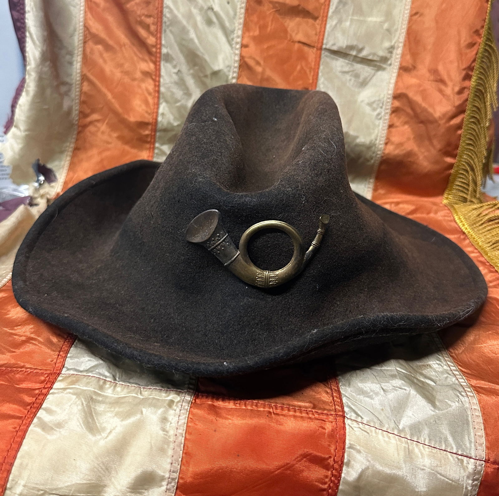 RARE CIVIL WAR UNION INFANTRY OFFICER SLOUCH HAT: RARE CIVIL WAR UNION INFANTRY OFFICER SLOUCH HAT. A RARE FIND. IT IS IN MINT OVERALL SHAPE AND CONDITION WITH A BEAUTIFUL OVERALL PATINA. HAS A GREAT LOOK TO IT WITH AN EXCELLENT OVERALL EYE APPEAL. P
