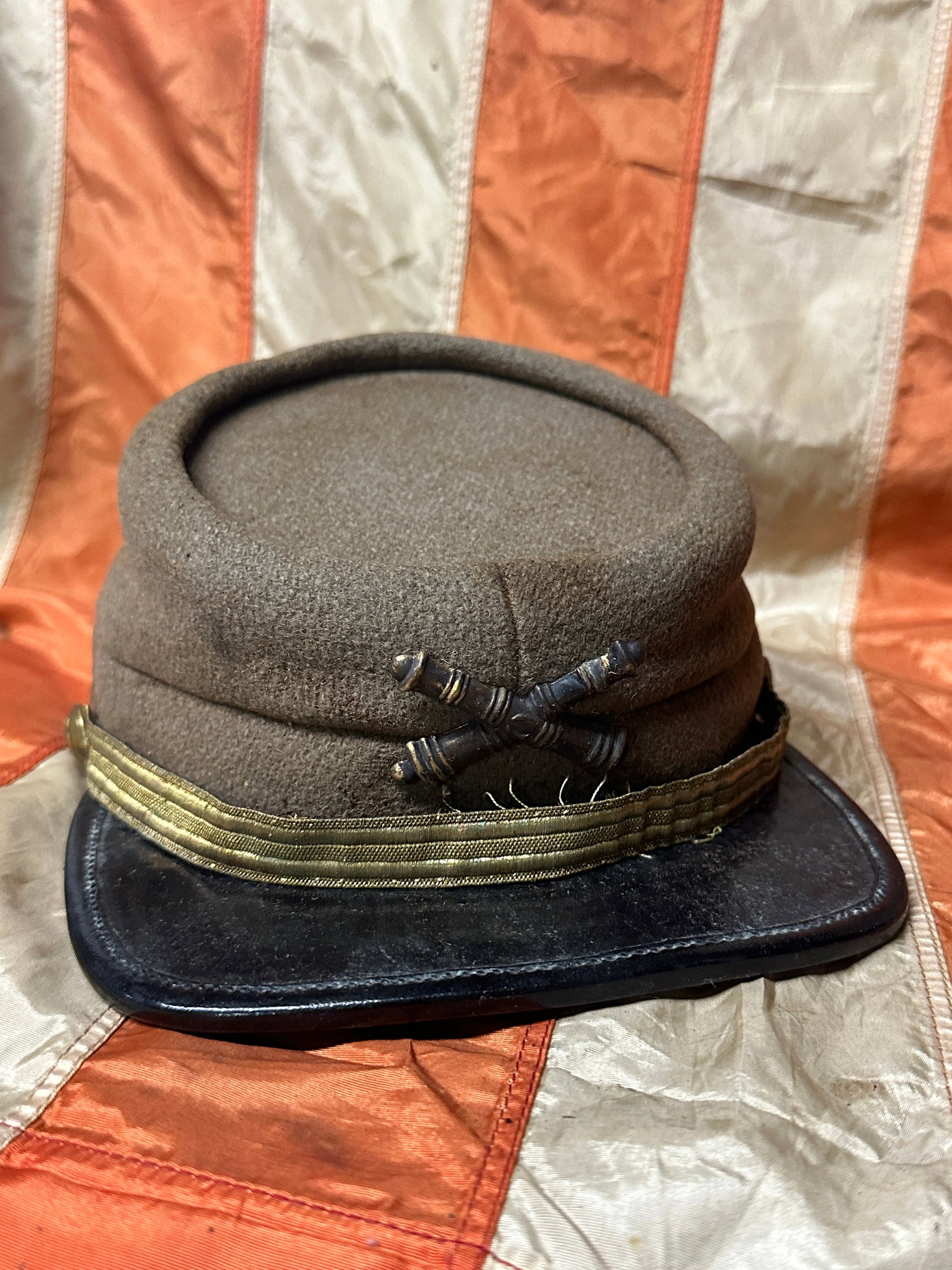 RARE CIVIL WAR CONFEDERATE ARTILLERY OFFICER KEPI HAT CAP WITH ARTILLERY BUTTONS: RARE CIVIL WAR CONFEDERATE ARTILLERY OFFICER KEPI HAT CAP WITH ARTILLERY BUTTONS. A VERY RARE KEPI WITH A GREAT LOOK TO IT AND AN EXCELLENT OVERALL EYE APPEAL. HAS MATCHING ARTILLERY "A" BUTTONS ON TH