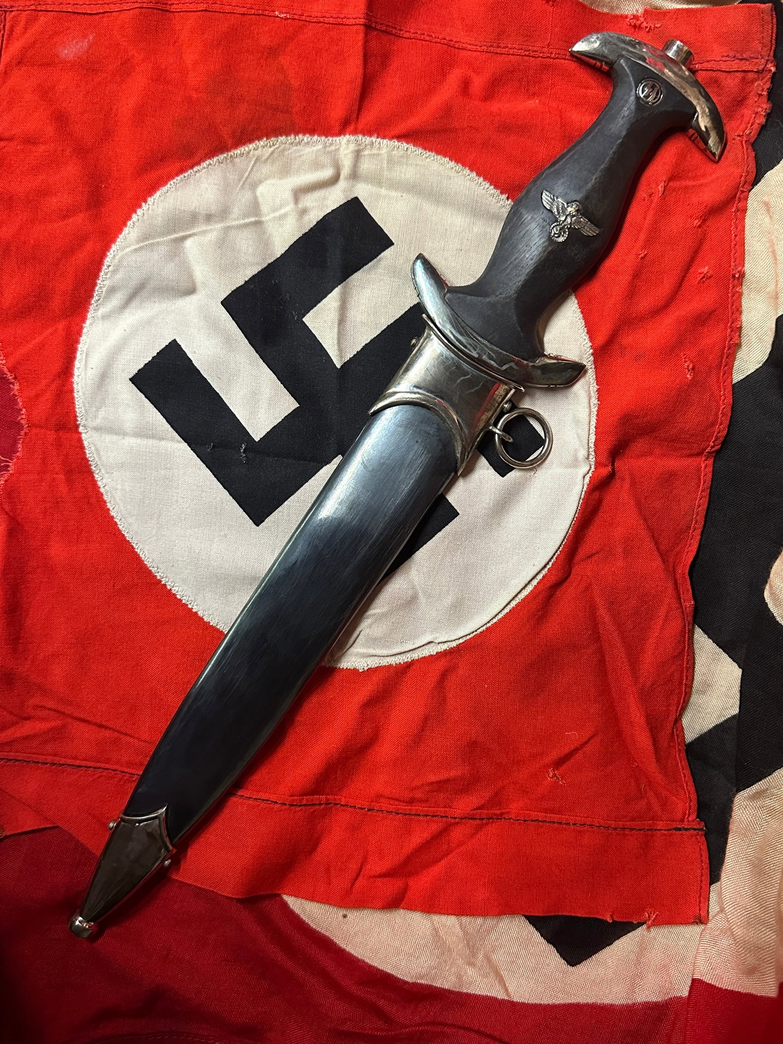 WW2 GERMAN WAFFEN SS ENGRAVED BLADE OFFICER DAGGER WITH SCABBARD: WW2 GERMAN WAFFEN SS ENGRAVED BLADE OFFICER DAGGER WITH SCABBARD. A RARE FIND. IT IS IN MINT OVERALL SHAPE AND CONDITION WITH A BEAUTIFUL OVERALL PATINA. SHOWS GOOD WEAR AND USE. ENGRAVED BLADE WITH "