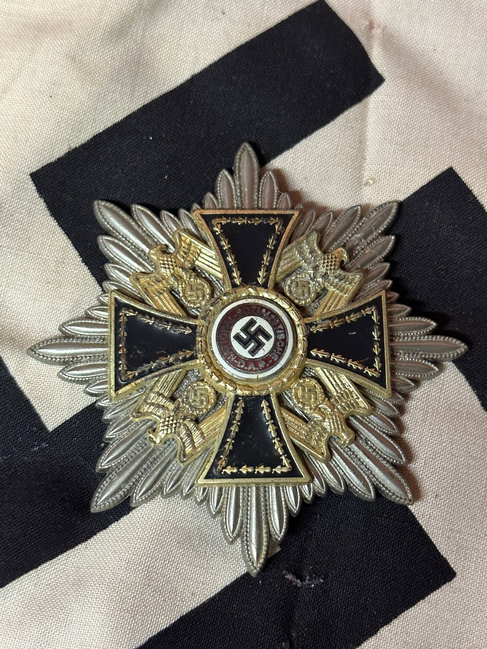 WW2 GERMAN 3RD REICH GERMAN ORDER BREAST STAR MARKED L: WW2 GERMAN 3RD REICH GERMAN ORDER BREAST STAR MARKED L. A RARE FIND. IT IS IN MINT OVERALL SHAPE AND CONDITION WITH A BEAUTIFUL OVERALL PATINA. SHOWS GOOD WEAR AND USE. PLEASE VIEW ALL DETAILED PICTUR