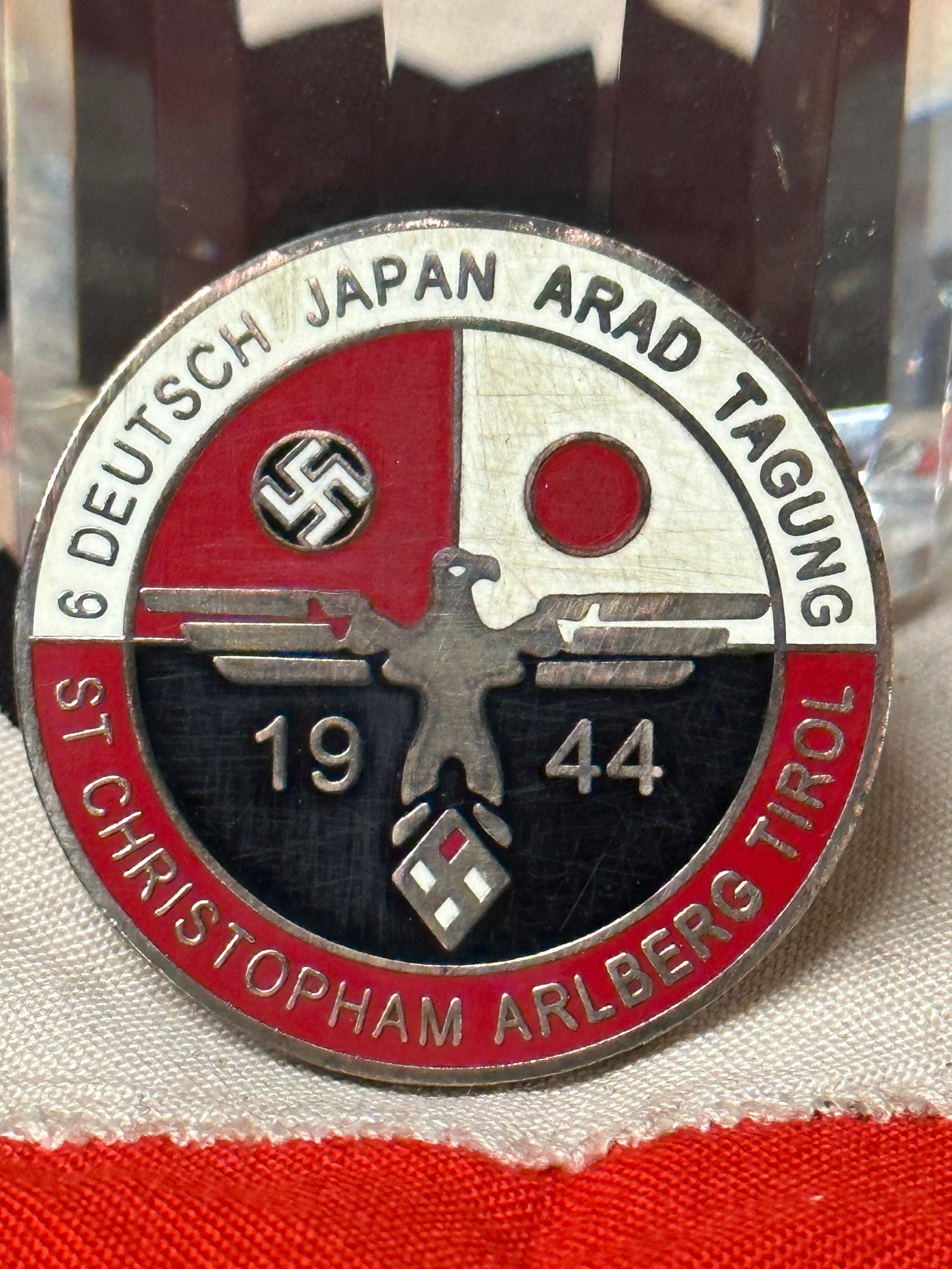 WW2 GERMAN JAPANESE 1942 ALLIANCE ENAMELED LAPEL BADGE BY RZM M1/122: WW2 GERMAN JAPANESE 1942 ALLIANCE ENAMELED LAPEL BADGE BY RZM M1/122. A RARE FIND. RETAINS MOST OF ITS ORIGINAL SHAPE AND CONDITION. SHOWS GOOD WEAR AND USE WITH A BEAUTIFUL PATINA THROUGHOUT. PLEASE 