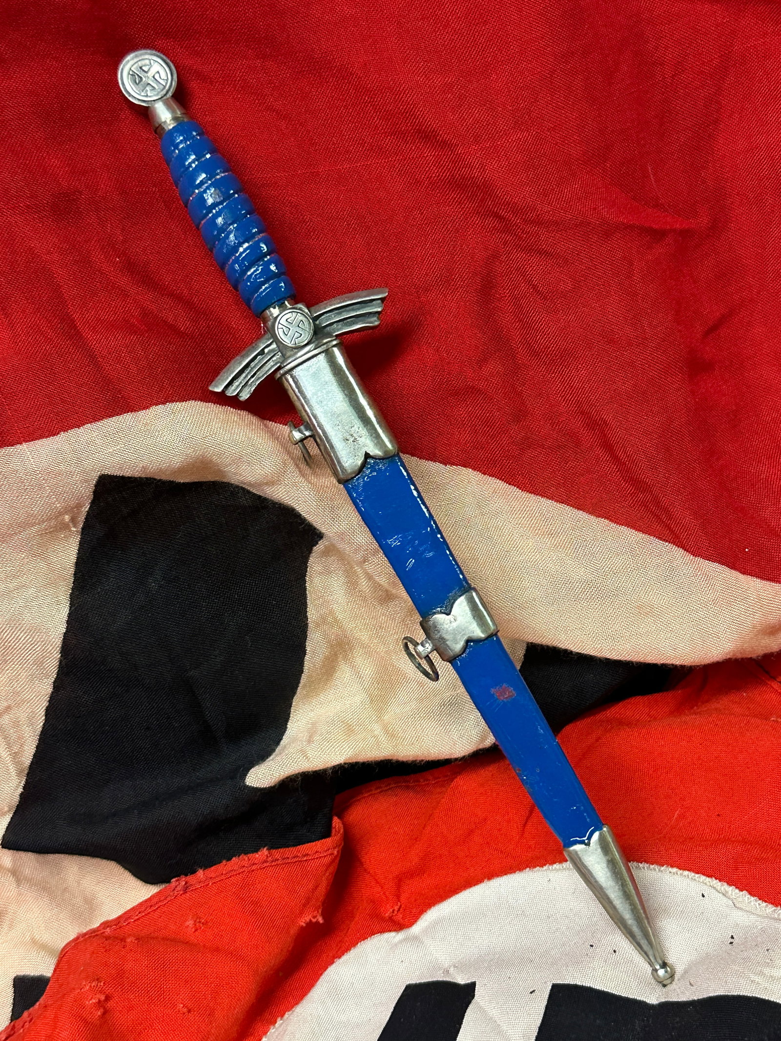 MINIATURE WW2 GERMAN LUFTWAFFE PILOTS DAGGER WITH SHEATH: MINIATURE WW2 GERMAN LUFTWAFFE PILOTS DAGGER WITH SHEATH. AN ULTRA RARE FIND. WAS BROUGHT BACK HOME BY A VET. HAS THE MAKER MARKS ON THE BLADE. SHOWS GOOD WEAR AND USE WITH A BEAUTIFUL PATINA THROUGHO