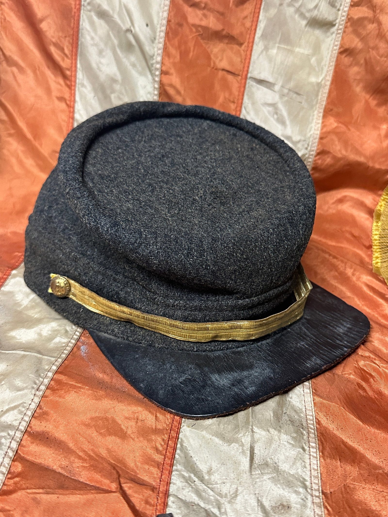 ID'D CIVIL WAR CONFEDERATE VIRGNIA OFFICER KEPI HAT CAP: ID'D CIVIL WAR CONFEDERATE VIRGNIA OFFICER KEPI HAT CAP. AN ULTRA RARE FIND THAT IS IN MINT OVERALL SHAPE AND CONDITION WITH A BEAUTIFUL OVERALL PATINA. SHOWS GOOD WEAR AND USE. HAS THE CONFEDERATE VI