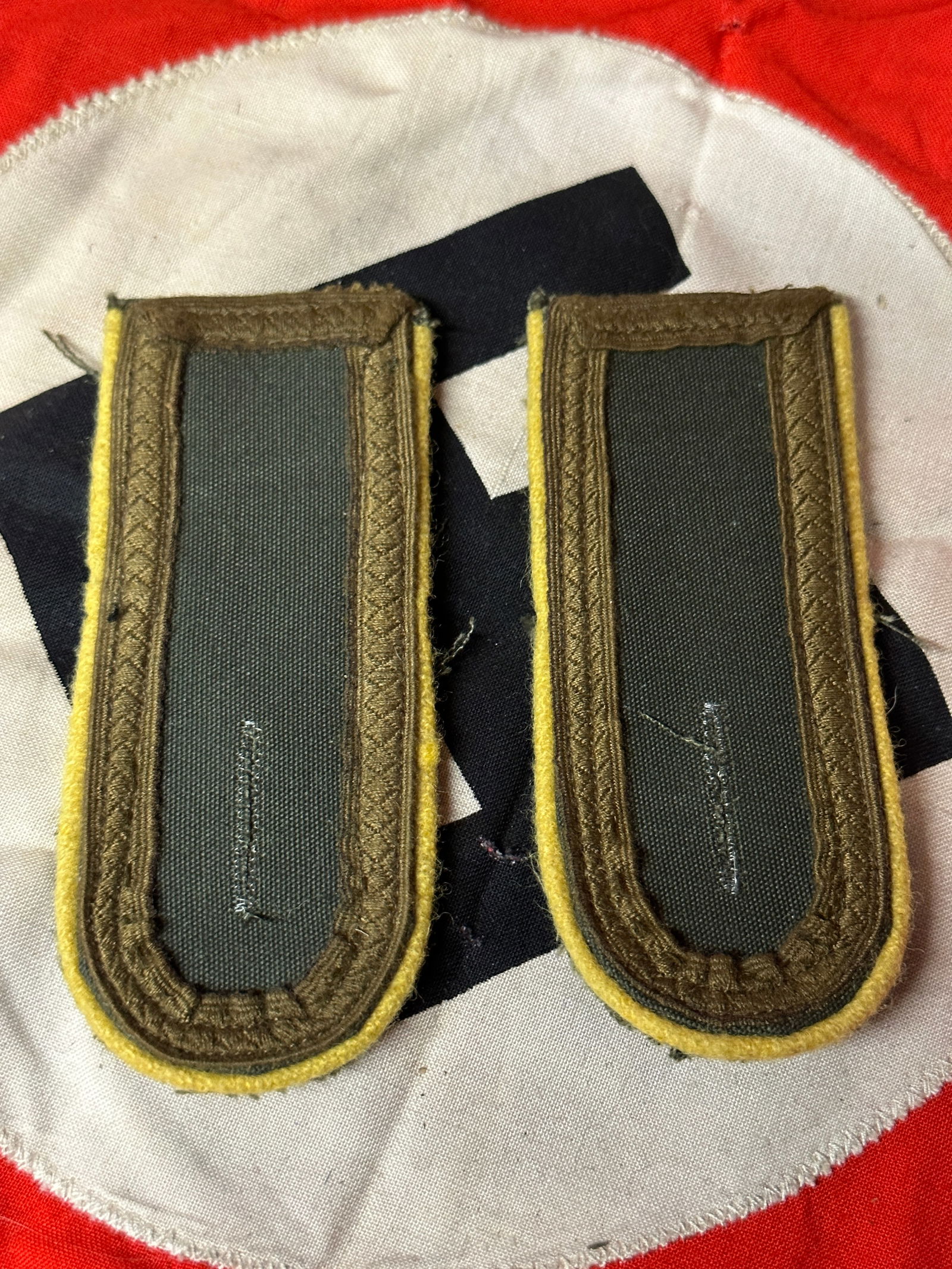 WWII GERMAN AFRIKA KORP DAK TUNIC SR. NCO ARMOR RECON SHOULDER BOARDS-SUBDUED: WWII GERMAN AFRIKA KORP DAK TUNIC SR. NCO ARMOR RECON SHOULDER BOARDS-SUBDUED. RETAINS MOST OF ITS ORIGINAL SHAPE AND CONDITION. SHOWS GOOD WEAR AND USE WITH A BEAUTIFUL PATINA THROUGHOUT. PLEASE VIEW