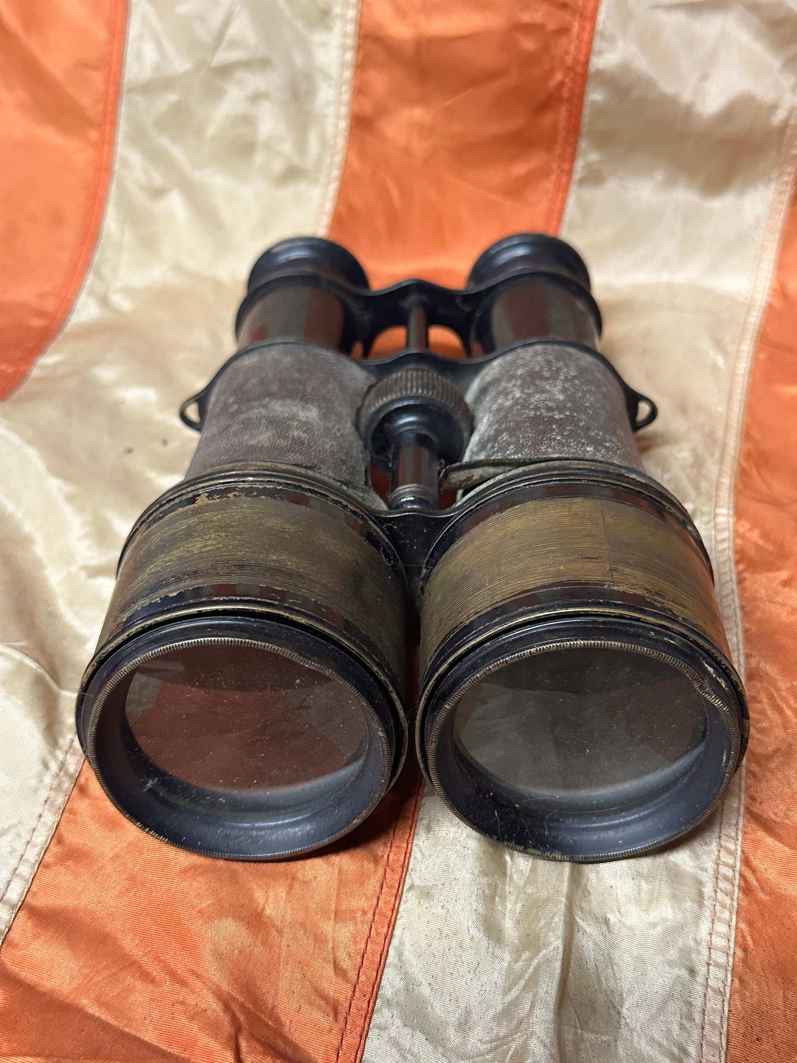 SCARCE CIVIL WAR OFFICER BINOCULARS: SCARCE CIVIL WAR OFFICER BINOCULARS. RETAINS MOST OF ITS ORIGINAL SHAPE AND CONDITION. SHOWS GOOD WEAR AND USE WITH A BEAUTIFUL PATINA THROUGHOUT. PLEASE VIEW ALL DETAILED PICTURES. A GREAT FIND AND A