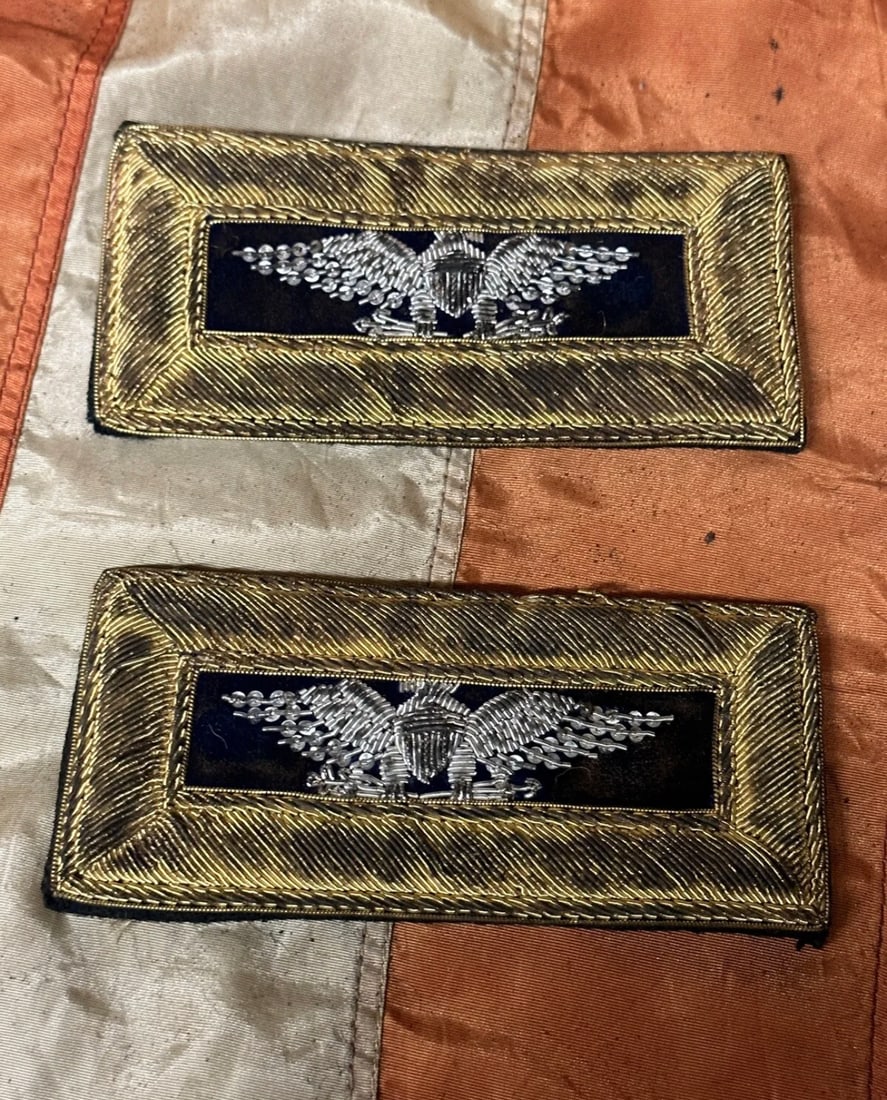 RARE CIVIL WAR INFANTRY COLONEL OFFICER WIDE-STYLE SHOULDER BOARDS STRAPS: RARE CIVIL WAR INFANTRY COLONEL OFFICER WIDE-STYLE SHOULDER BOARDS STRAPS. HAS THE BURLAP BACKINGS. RETAINS MOST OF ITS ORIGINAL SHAPE AND CONDITION. SHOWS GOOD WEAR AND USE WITH A BEAUTIFUL PATINA TH