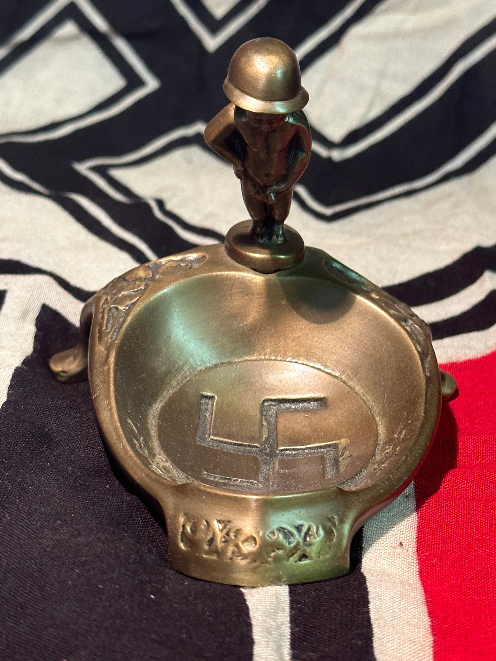 RARE WW2 GERMAN PROPAGANDA ASHTRAY: RARE WW2 GERMAN PROPAGANDA ASHTRAY. A RARE FIND. IT IS IN MINT OVERALL SHAPE AND CONDITION WITH A BEAUTIFUL OVERALL PATINA. SHOWS GOOD WEAR AND USE. PLEASE VIEW ALL DETAILED PICTURES. A WELL MADE ANTI