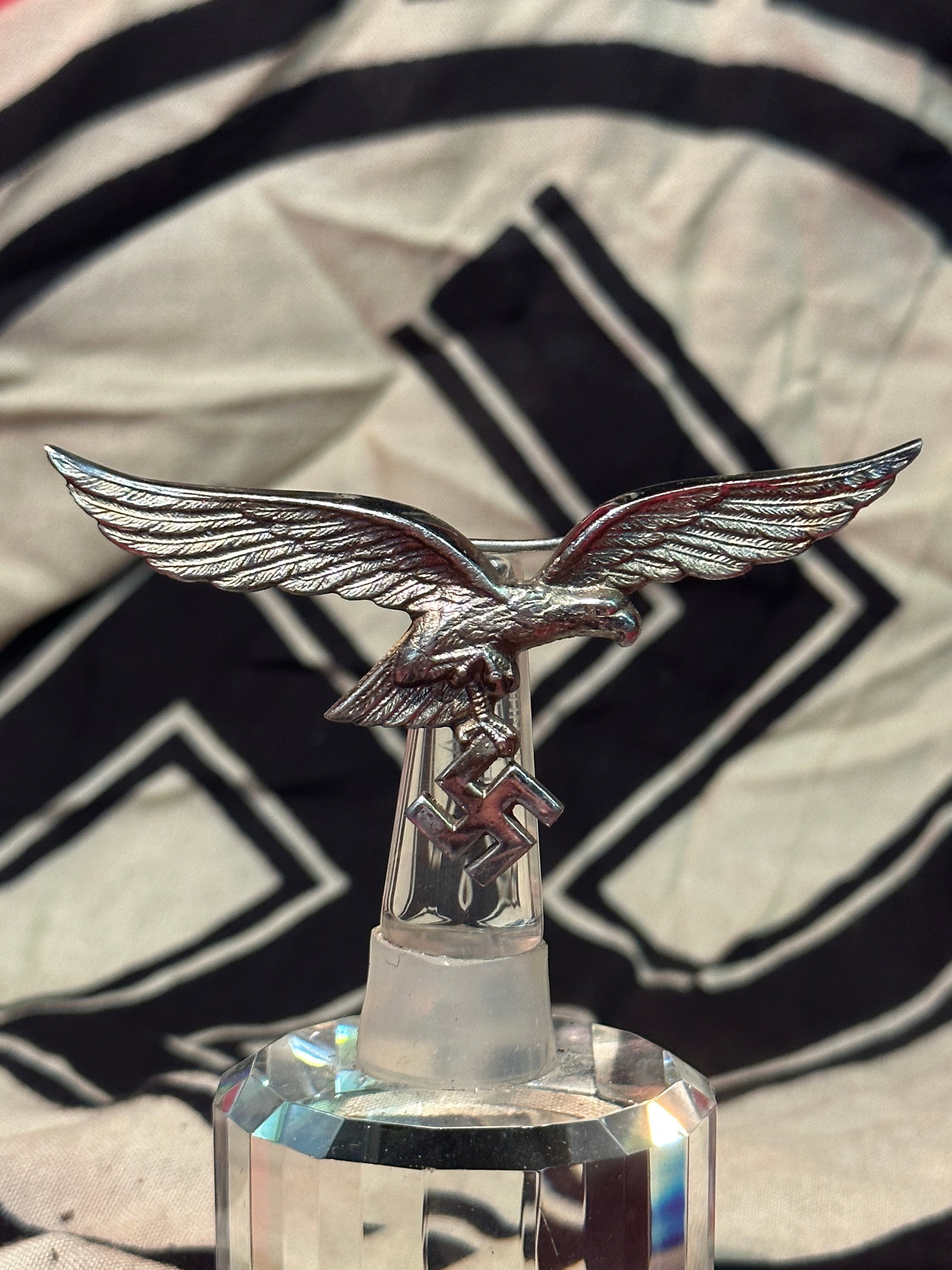 WW2 GERMAN LUFTWAFFE PILOTS VISOR CAP EAGLE BADGE INSIGNIA: WW2 GERMAN LUFTWAFFE PILOTS VISOR CAP EAGLE BADGE INSIGNIA. A RARE FIND. IT IS IN MINT OVERALL SHAPE AND CONDITION WITH A BEAUTIFUL OVERALL PATINA. SHOWS GOOD WEAR AND USE. PLEASE VIEW ALL DETAILED PI