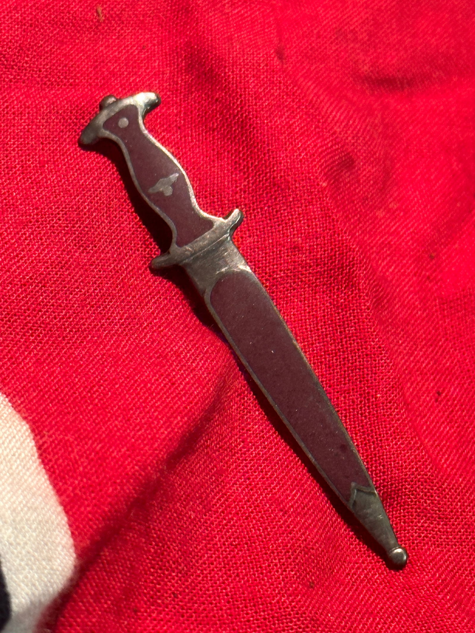 WW2 GERMAN SA DAGGER TINNIE TUNIC BADGE: WW2 GERMAN SA DAGGER TINNIE TUNIC BADGE. A RARE FIND. IT IS IN MINT OVERALL SHAPE AND CONDITION WITH A BEAUTIFUL OVERALL PATINA. SHOWS GOOD WEAR AND USE. PLEASE VIEW ALL DETAILED PICTURES. A WELL MADE