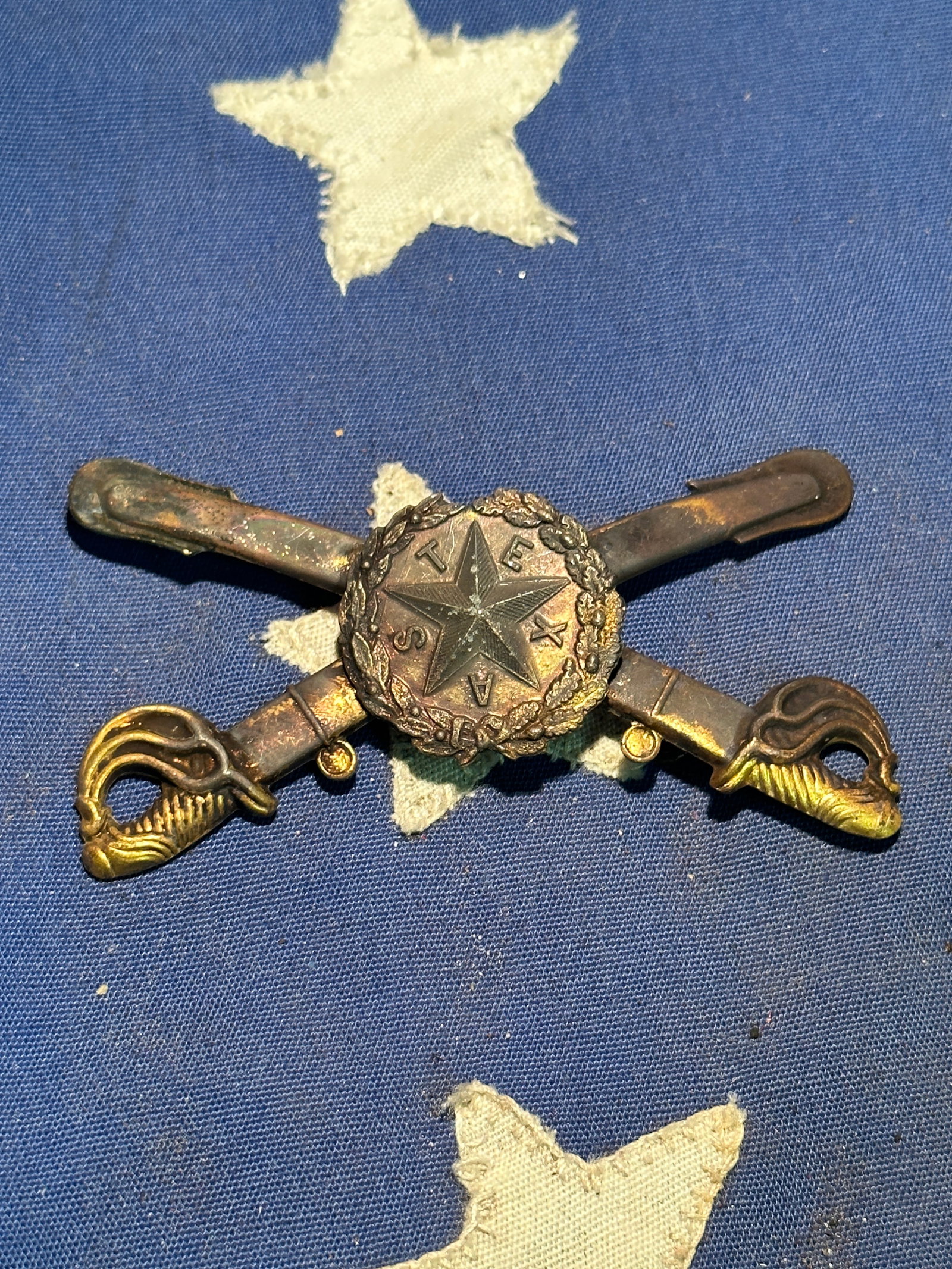 CIVIL WAR CONFEDERATE TEXAS CAVALRY CROSSED SABERS BADGE INSIGNIA: CIVIL WAR CONFEDERATE TEXAS CAVALRY CROSSED SABERS BADGE INSIGNIA. A RARE FIND. IT IS IN MINT OVERALL SHAPE AND CONDITION WITH A BEAUTIFUL OVERALL PATINA. HAS A GREAT LOOK TO IT WITH AN EXCELLENT OVER