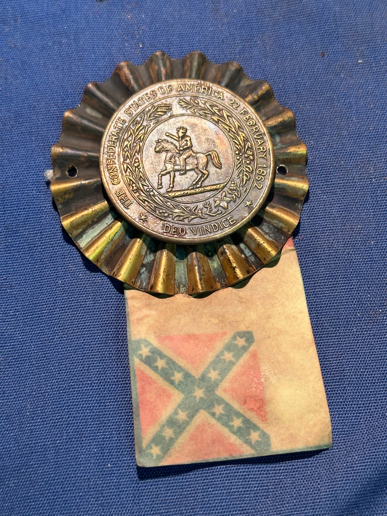CIVIL WAR CONFEDERATE CSA DEO VINDICE SHAKO PLATE BADGE INSIGNIA: CIVIL WAR CONFEDERATE CSA DEO VINDICE SHAKO PLATE BADGE INSIGNIA. A RARE FIND. IT IS IN MINT OVERALL SHAPE AND CONDITION WITH A BEAUTIFUL OVERALL PATINA. HAS A GREAT LOOK TO IT WITH AN EXCELLENT OVERA