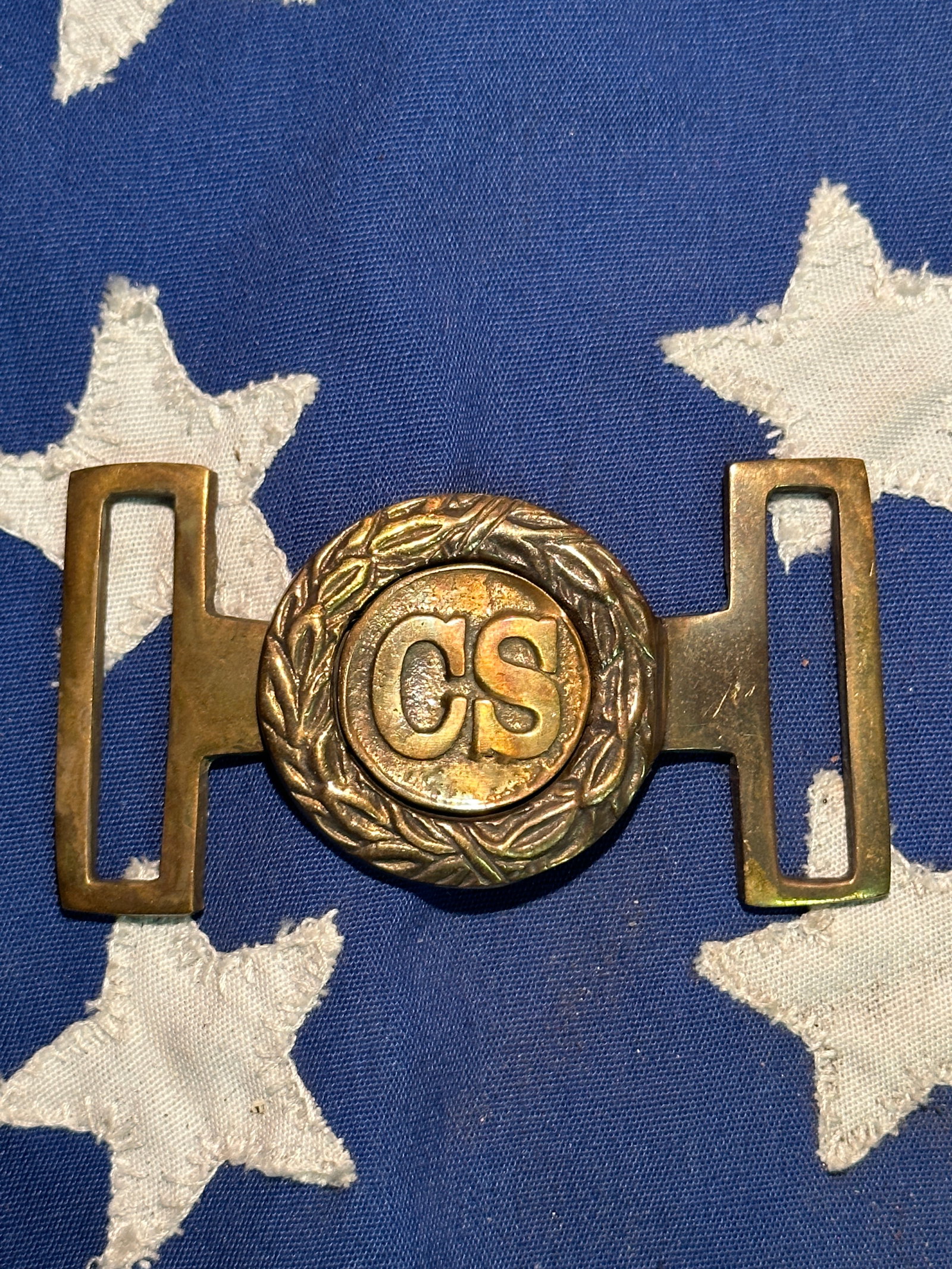 SCARCE CIVIL WAR CONFEDERATE C.S. 2-PIECE BELT BUCKLE WITH WREATH: SCARCE CIVIL WAR CONFEDERATE C.S. 2-PIECE BELT BUCKLE WITH WREATH. A RARE FIND. IT IS IN MINT OVERALL SHAPE AND CONDITION WITH A BEAUTIFUL OVERALL PATINA. HAS A GREAT LOOK TO IT WITH AN EXCELLENT OVER