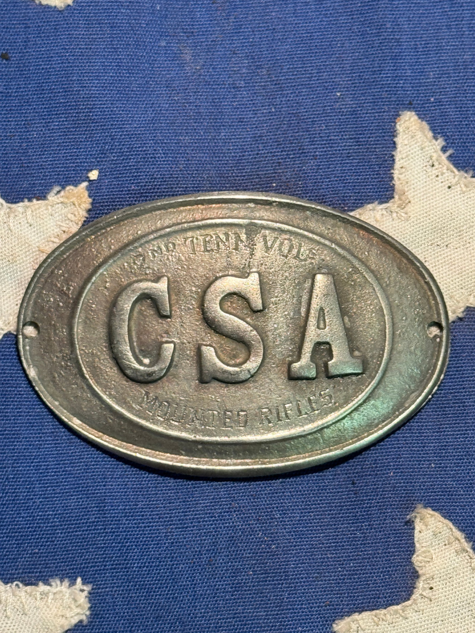 CIVIL WAR CONFEDERATE CSA 2ND TENNESSEE VOLS. MOUNTED RIFLES PLATE: CIVIL WAR CONFEDERATE CSA 2ND TENNESSEE VOLS. MOUNTED RIFLES PLATE. AN ULTRA RARE FIND. IT IS IN MINT OVERALL SHAPE AND CONDITION WITH A BEAUTIFUL OVERALL PATINA. SHOWS GOOD WEAR AND USE WITH A BEAUTI