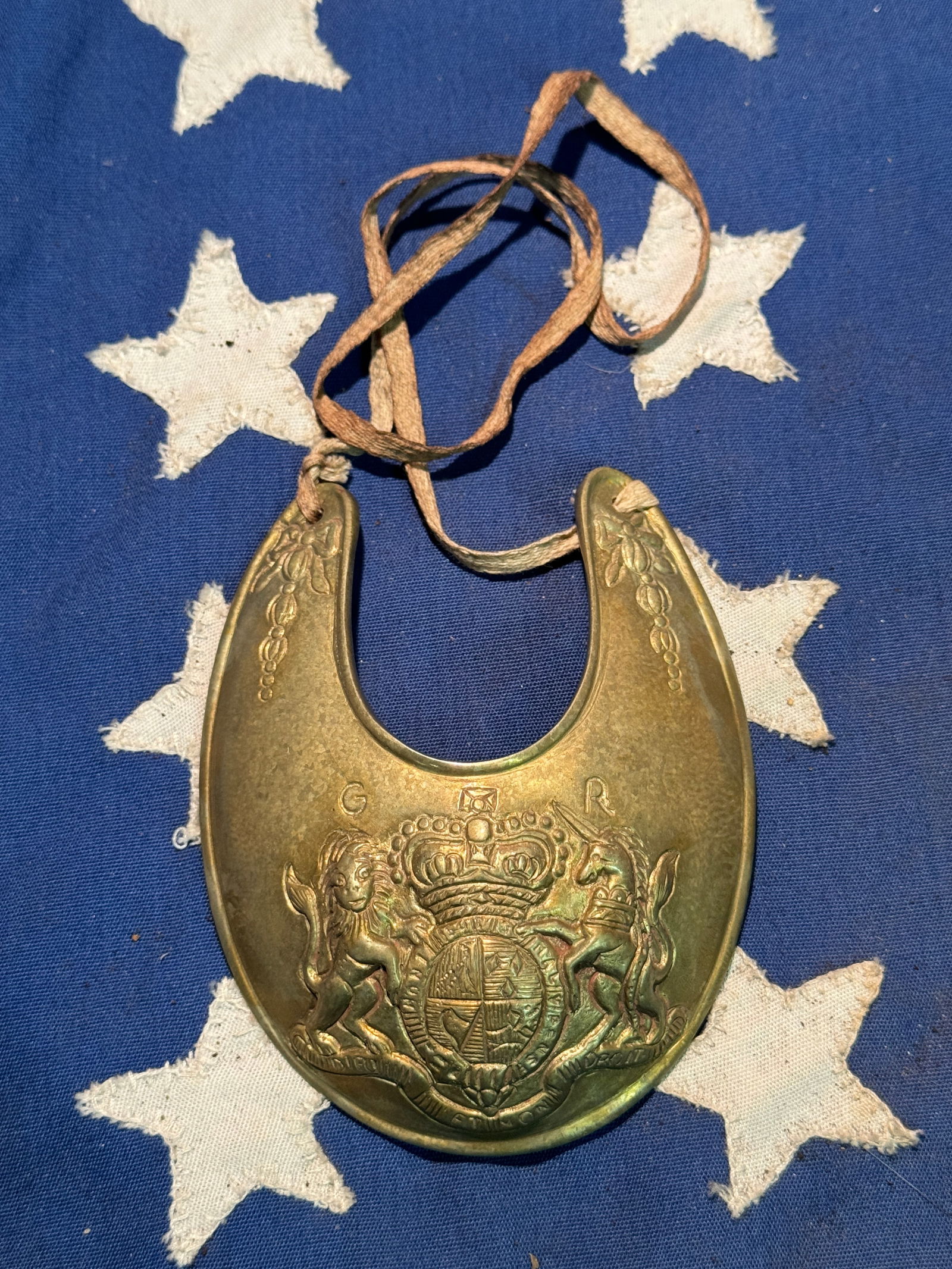 VERY RARE REVOLUTIONARY WAR BRITISH OFFICER GORGET: VERY RARE REVOLUTIONARY WAR BRITISH OFFICER GORGET. AN ULTRA RARE FIND. IT IS IN MINT OVERALL SHAPE AND CONDITION WITH A BEAUTIFUL OVERALL PATINA. SHOWS GOOD WEAR AND USE WITH A BEAUTIFUL PATINA THROU