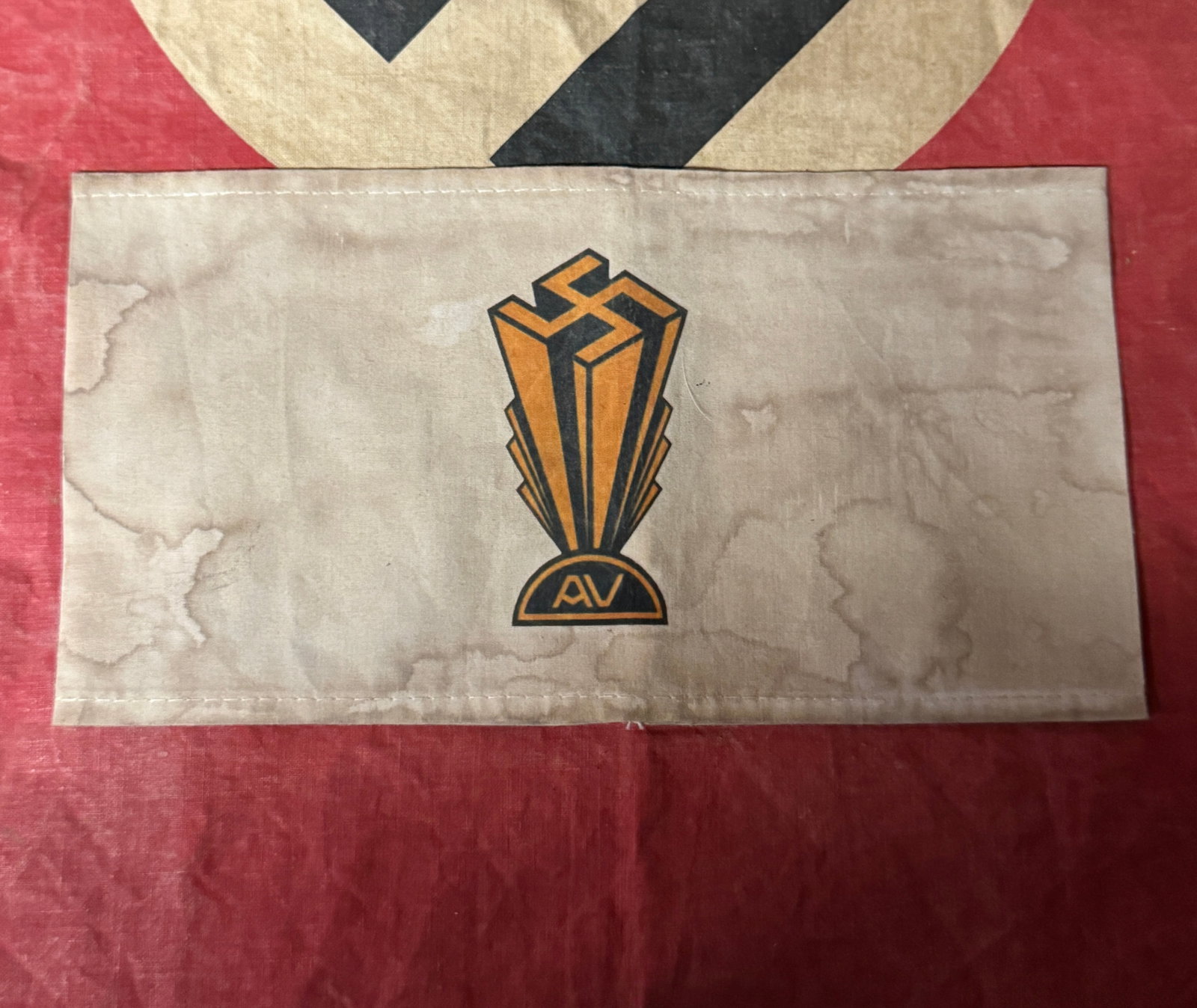 RARE WW2 GERMAN AMERICAN BUND ARMBAND: RARE WW2 GERMAN AMERICAN BUND ARMBAND. A SCARCE FIND THAT IS IN MINT OVERALL SHAPE AND CONDITION WITH A BEAUTIFUL PATINA THROUGHOUT. PLEASE VIEW ALL DETAILED PICTURES. A WELL MADE ANTIQUE GERMAN ARTIF