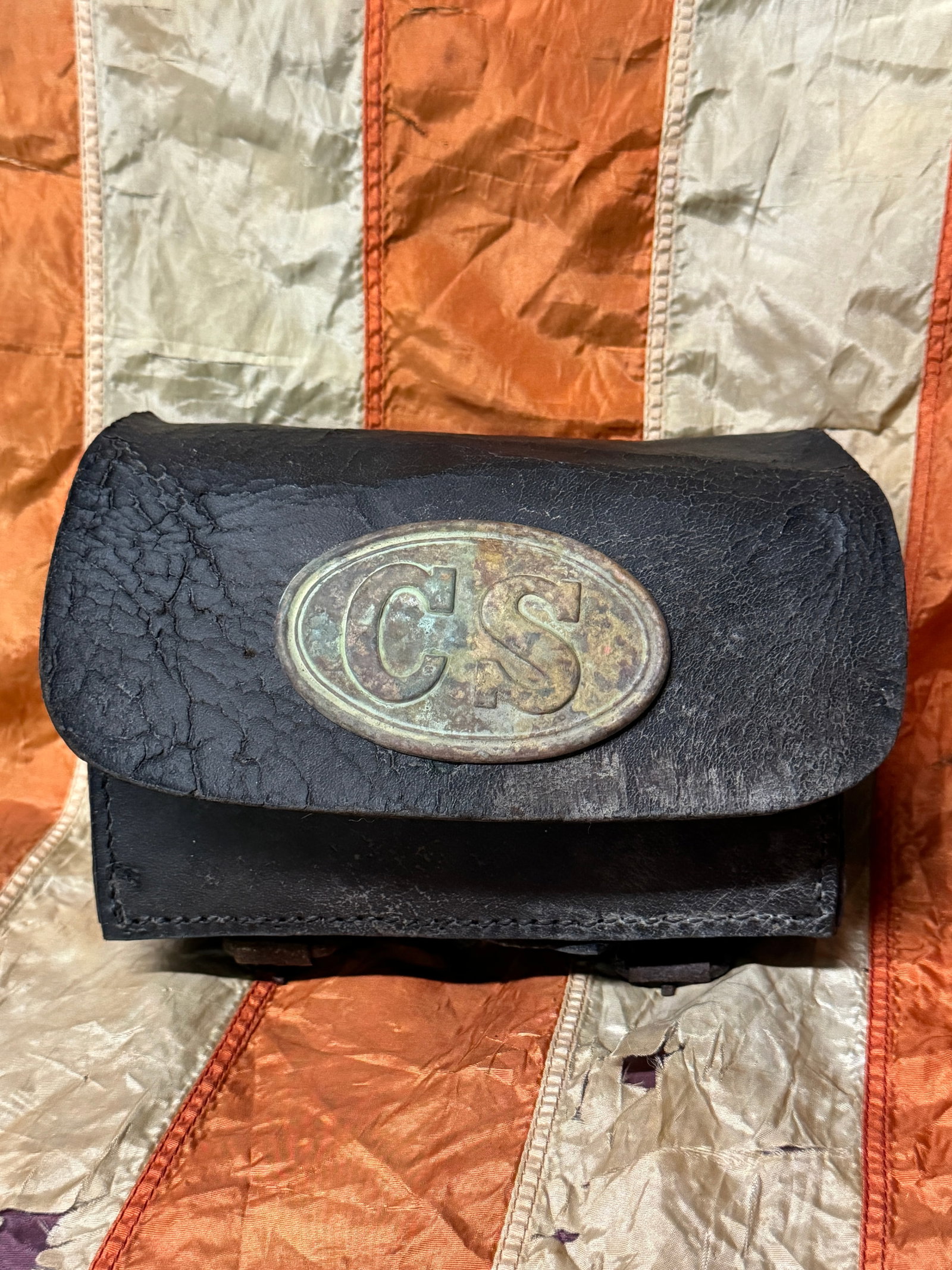 SCARCE CIVIL WAR CONFEDERATE C.S. CARTRIDGE BOX WITH C.S. PLATE: SCARCE CIVIL WAR CONFEDERATE C.S. CARTRIDGE BOX WITH C.S. PLATE. AN ULTRA RARE FIND THAT IS IN MINT OVERALL SHAPE AND CONDITION WITH A BEAUTIFUL OVERALL PATINA. SHOWS GOOD WEAR AND USE. LOOKS EXCESSIV