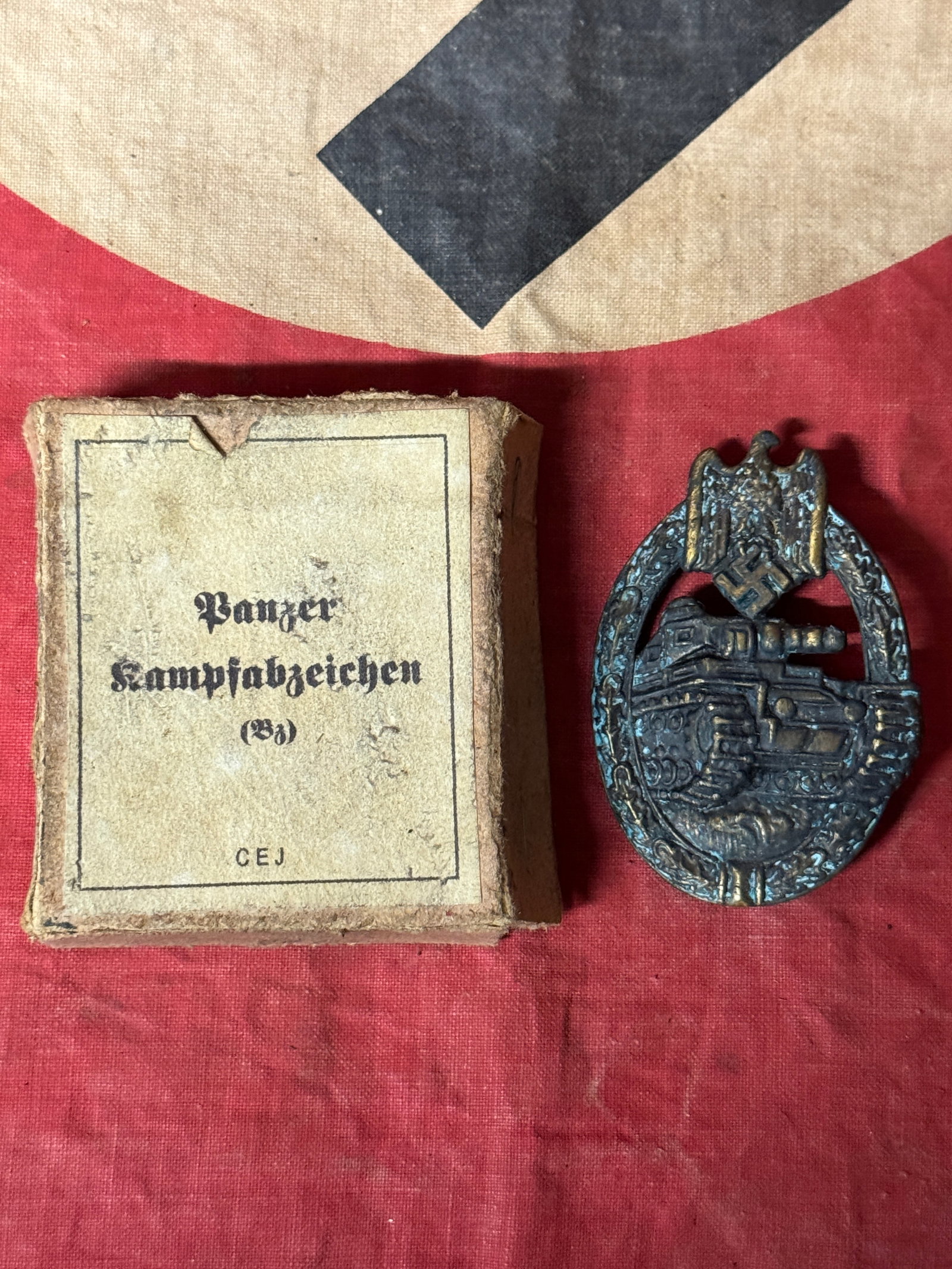 WW2 GERMAN PANZER ASSALUT BADGE PAB IN BRONZE W/ ORIG. BOX: WW2 GERMAN PANZER ASSALUT BADGE PAB IN BRONZE W/ ORIG. BOX. A VERY RARE FIND. This is an attractive - albeit moderately used- ie. worn - example of a: 'Panzerkampfabzeichen in Bronze' (or: bronze-clas