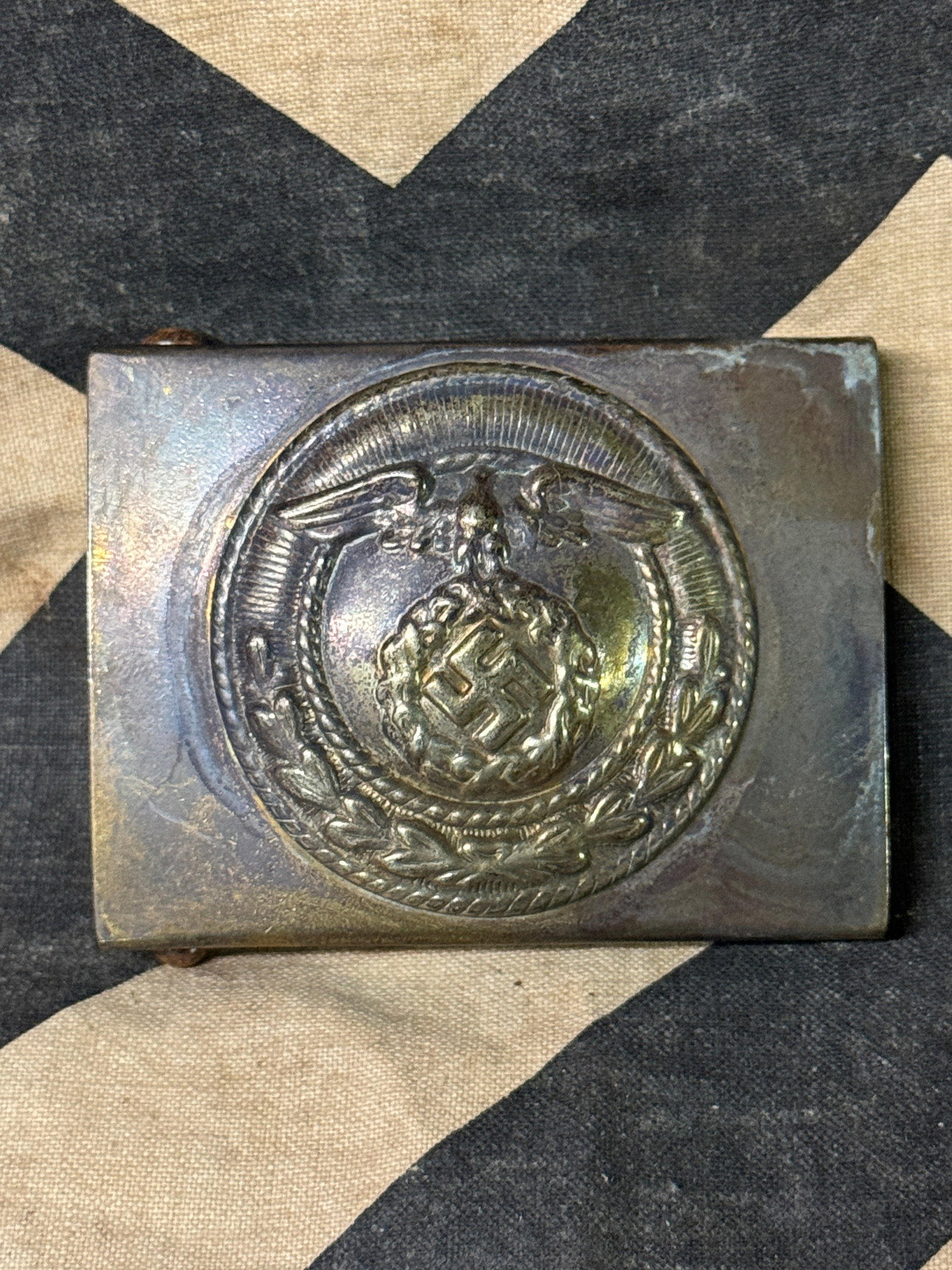 EARLY WW2 GERMAN S.A. (Sturmabteilungen der NSDAP) BELT BUCKLE: WW2 GERMAN S.A. (Sturmabteilungen der NSDAP) BELT BUCKLE. SHOWS GOOD WEAR AND USE. SOME FADED PARTS DUE TO FIELD USE. MADE OF ALUMINUM AND THE DIMENSIONS ARE APPROX. 65MM X 46MM. PLEASE VIEW ALL DETAI