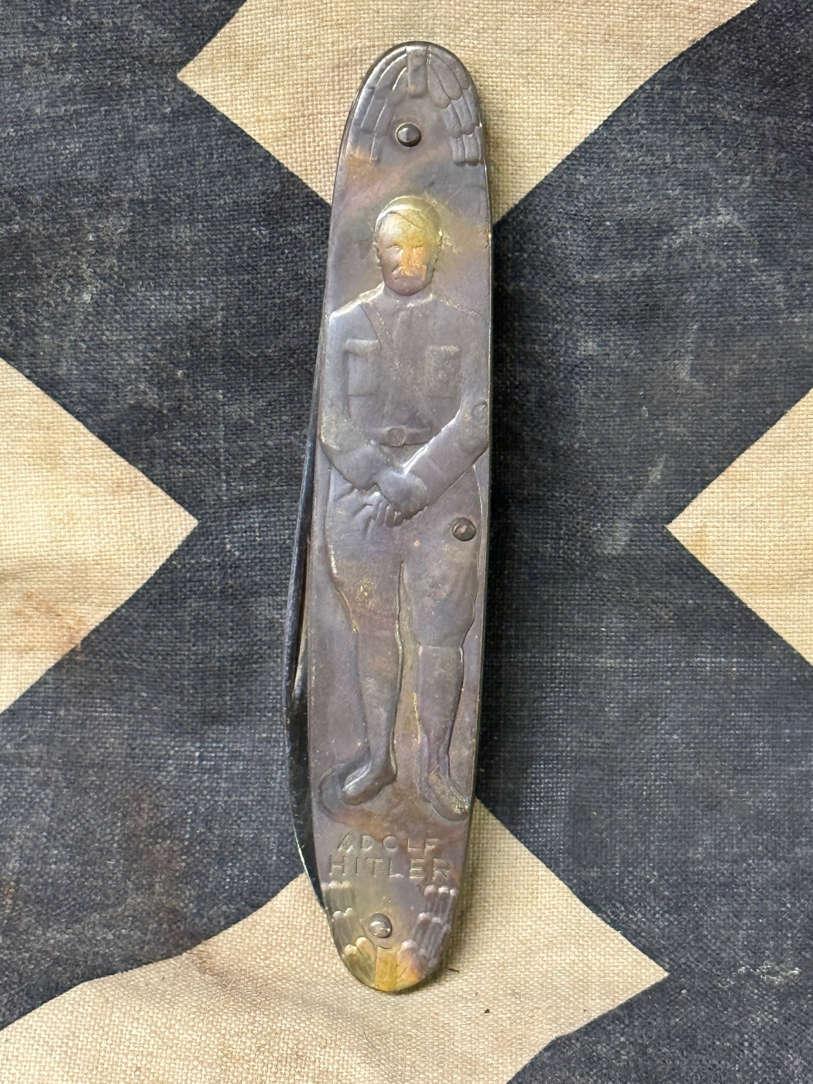 RARE WW2 GERMAN ADOLF HITLER POCKET KNIFE - SOLINGEN, GERMANY: RARE WW2 GERMAN ADOLF HITLER POCKET KNIFE - SOLINGEN, GERMANY. THE ACTION IS GOOD ON THE KNIFE - OPENS AND CLOSES FREELY. SHOWS GOOD WEAR AND USE WITH A BEAUTIFUL PATINA THROUGHOUT. PLEASE VIEW ALL DE