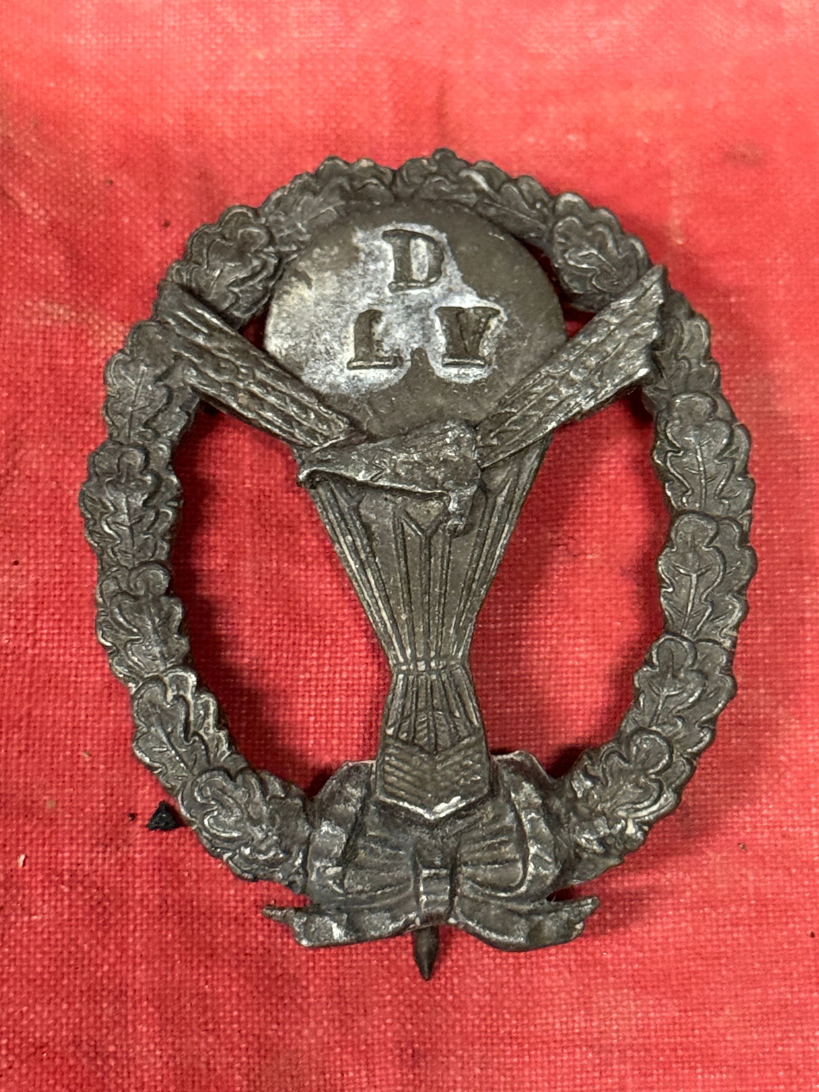 VERY RARE WW1 GERMAN DLV BALOON PILOTS SILVER BADGE: VERY RARE WW1 GERMAN DLV BALOON PILOTS SILVER BADGE. IN MINT OVERALL SHAPE AND CONDITION WITH A BEAUTIFUL OVERALL PATINA. SHOWS GOOD WEAR AND USE. HAS THE DLV EMBOSSED ON THE BADGE ALONG WITH THE BALL