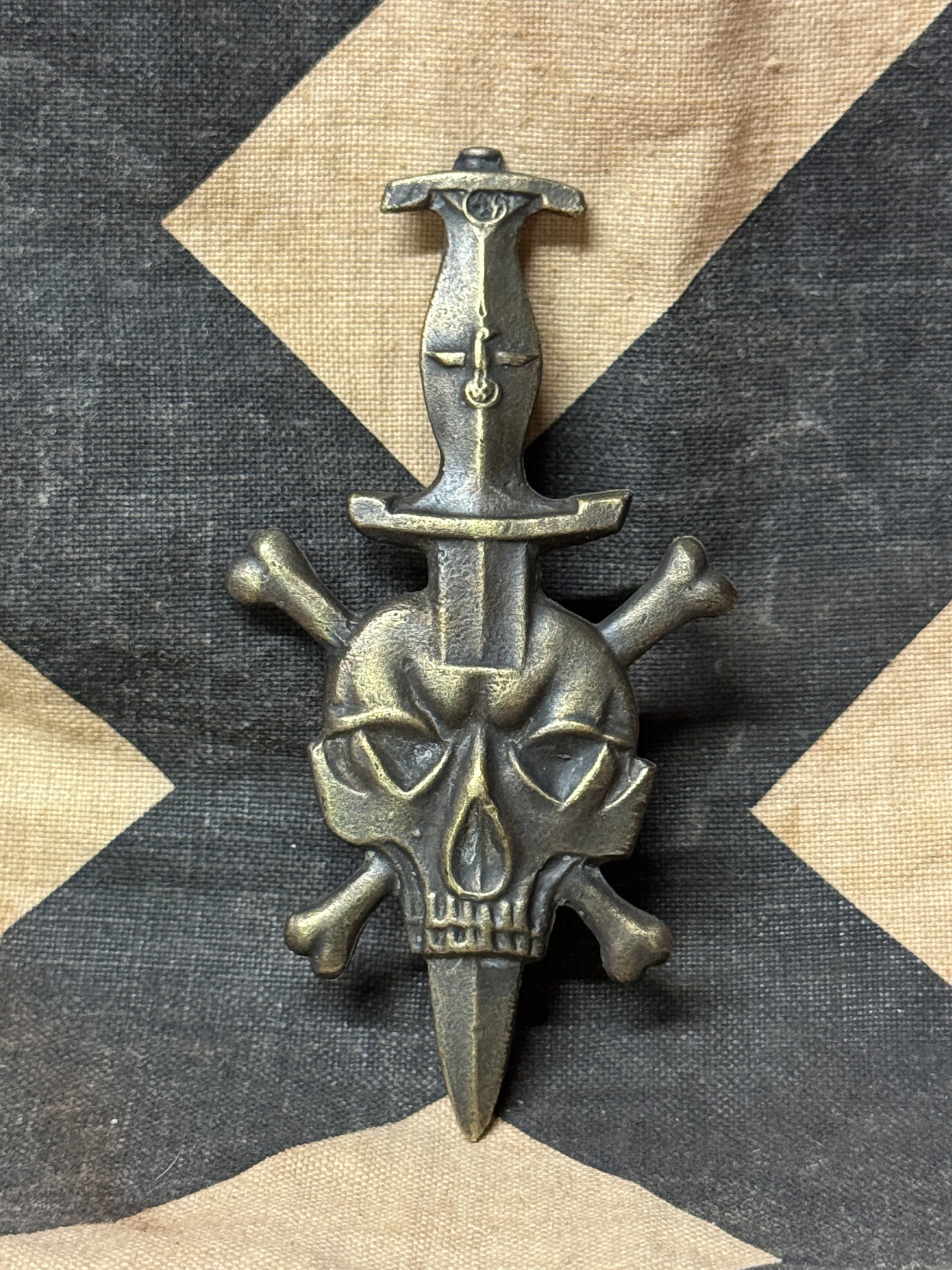 RARE WW2 GERMAN SS DEATH SQUAD SKULL WITH SS DAGGER BADGE BY RZM: RARE WW2 GERMAN SS DEATH SQUAD SKULL WITH SS DAGGER BADGE BY RZM. AN ULTRA RARE FIND THAT IS IN MINT OVERALL SHAPE AND CONDITION WITH A BEAUTIFUL OVERALL PATINA. SHOWS GOOD WEAR AND USE. PLEASE VIEW A