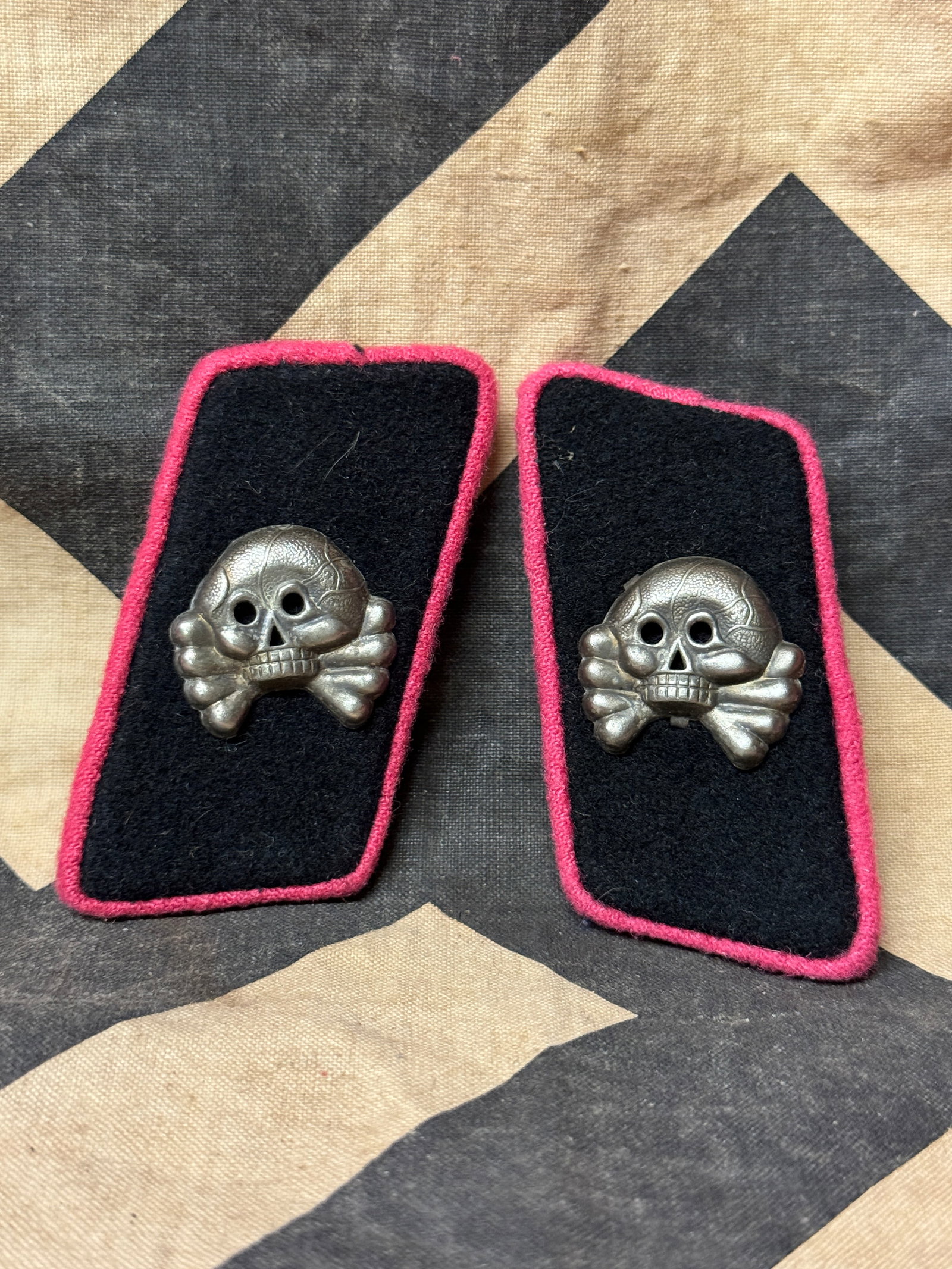 MATCHING PAIR OF EARLY WW2 GERMAN WH HEER PANZER COLLAR TABS - VET BRING BACK: MATCHING PAIR OF EARLY WW2 GERMAN WH HEER PANZER COLLAR TABS - VET BRING BACK. 'Panzer'-collar-tabs (each having a zinc- ie. 'Feinzink'-based skull-device ie. 'Totenkopf' attached. mid-war-period! - c