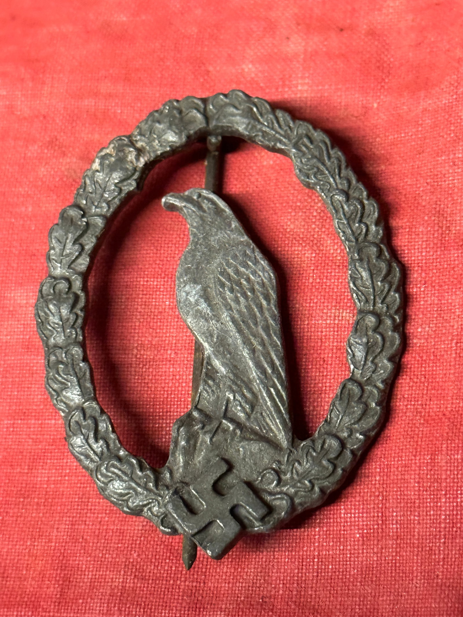 WW2 GERMAN LUFTWAFFE RETIRED PILOTS BADGE - UNMARKED: WW2 GERMAN LUFTWAFFE RETIRED PILOTS BADGE - UNMARKED. Rare and early badge that shows good wear and use with a beautiful patina throughout. A rare find that is hardly ever offered for sale. Please vie