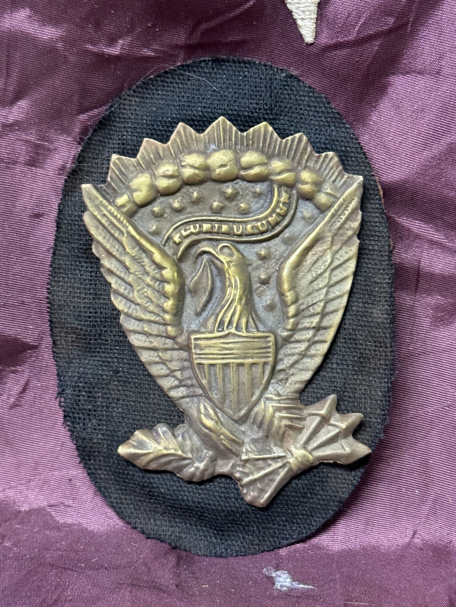RARE CIVIL WAR JEFF DAVIS HARDEE HAT U.S. SIDE PLATE BADGE: RARE CIVIL WAR JEFF DAVIS HARDEE HAT U.S. SIDE PLATE BADGE. A RARE FIND THAT IS IN MINT OVERALL SHAPE AND CONIDITION WITH A BEAUTIFUL OVERALL PATINA. SHOWS GOOD WEAR AND USE. PLEASE VIEW ALL DETAILED